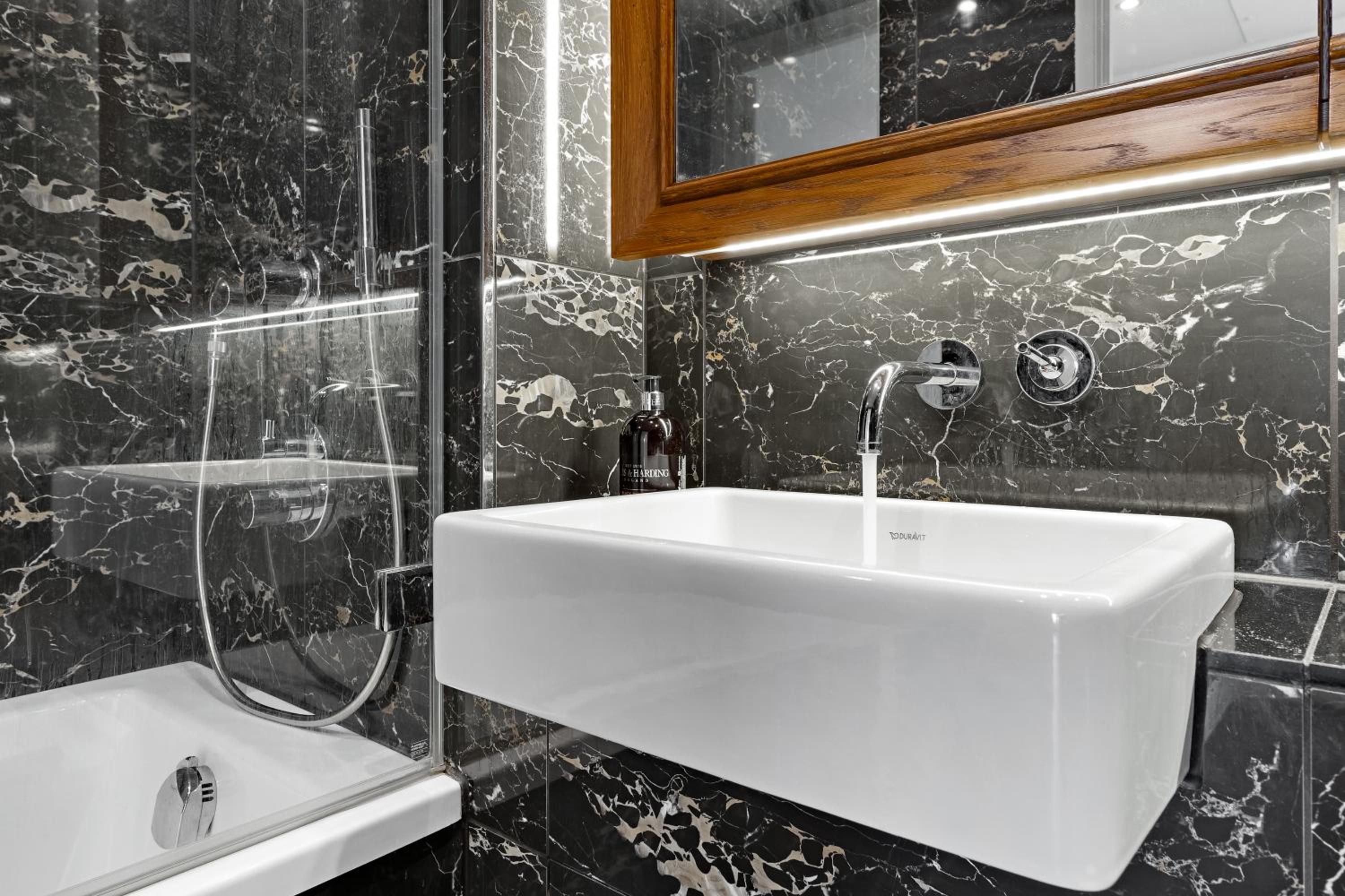 Luxury 18th Floor Flat By Regal Realms Flexible Renting London with Rooftop City views & Gym