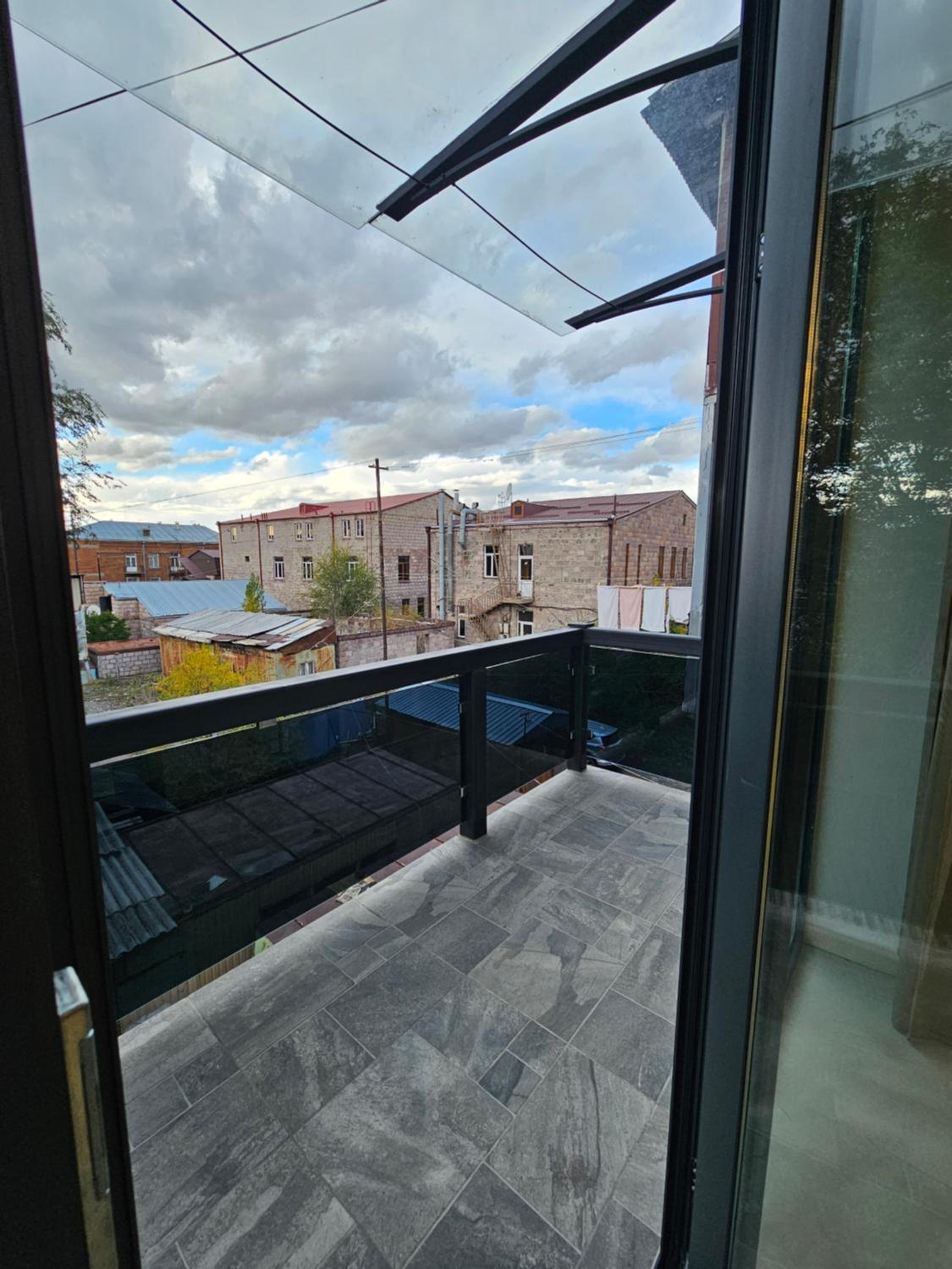 Victory Avenue 42a Apartment