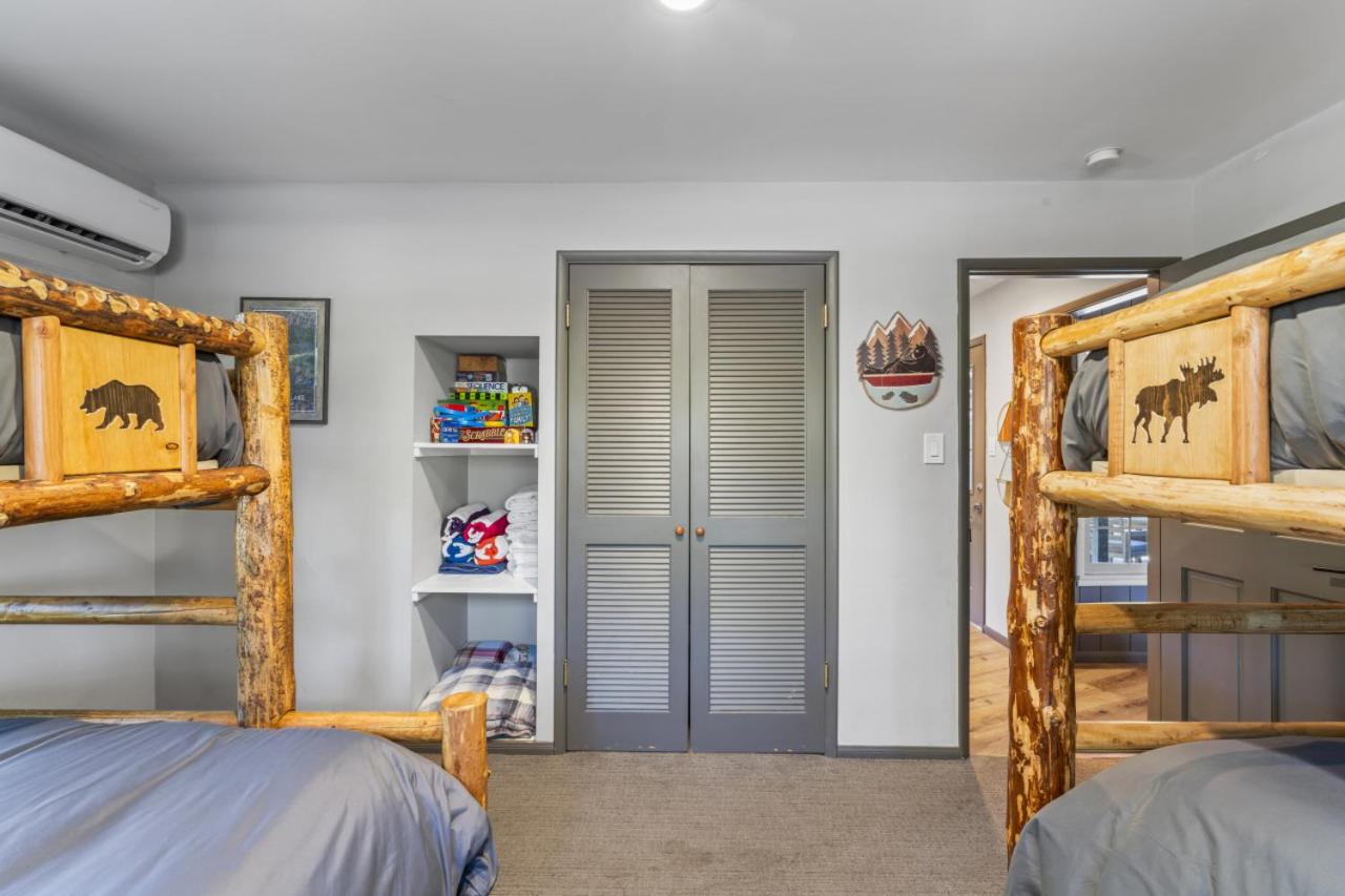 LOWER Moonridge HOT TUB GAME ROOM SKI Slopes CLOSE view 3