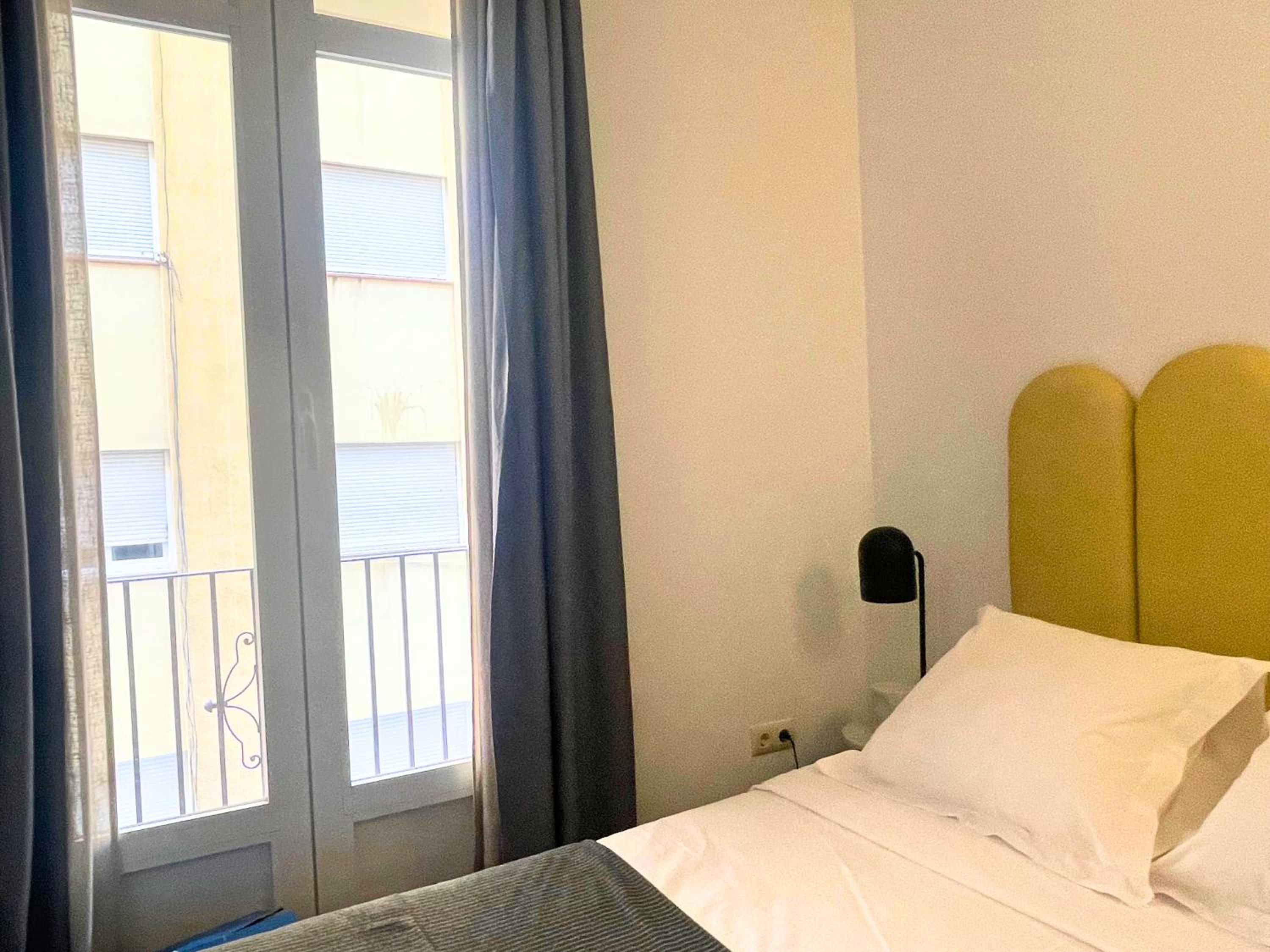 Home4u Gran Via Luxury Granada view 3