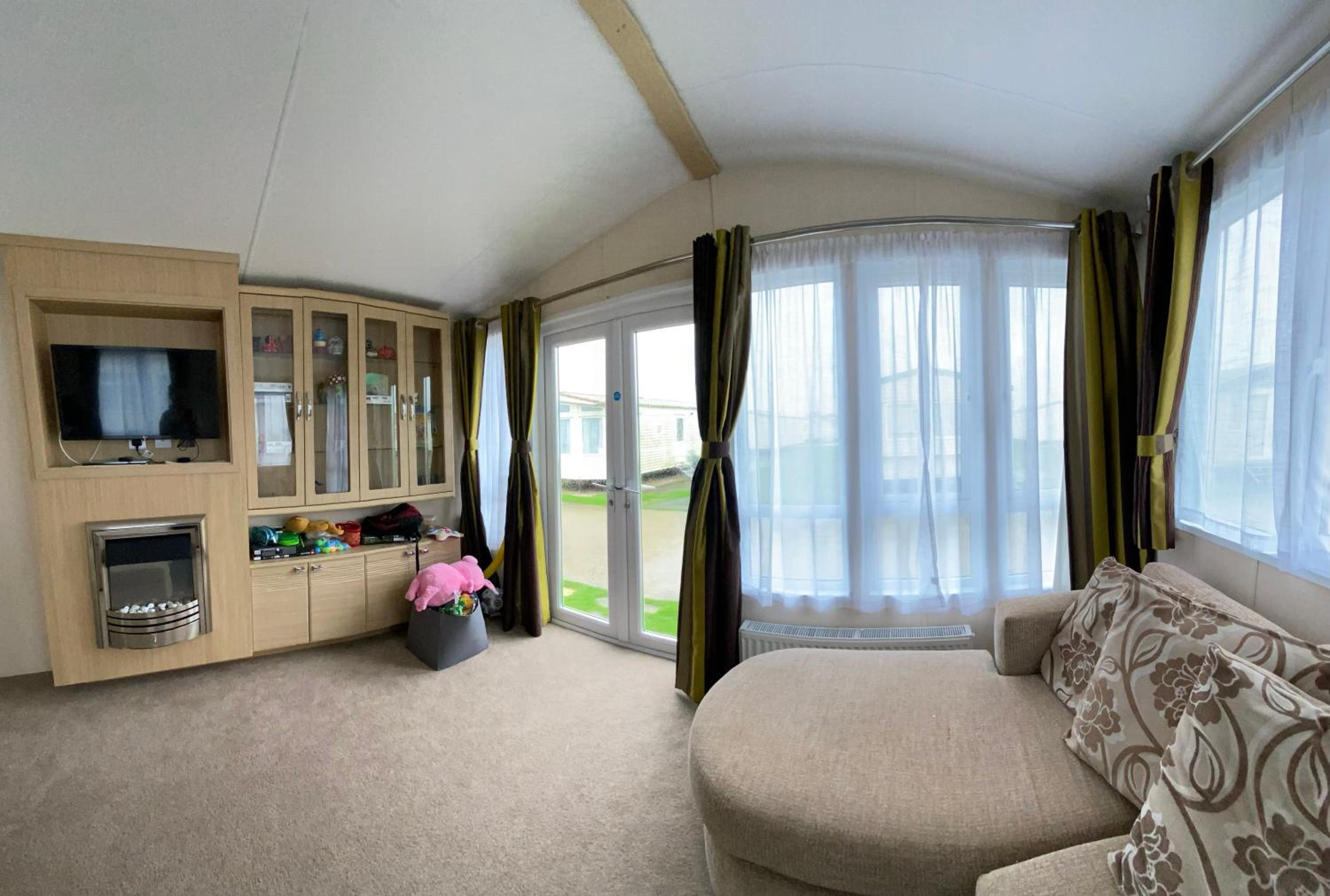 Private 2-bedroom Caravan near Camber Sands beach, 1 sofa bed, Private Parking, free Wi-Fi, NO SMOKING, NO PETS view 2