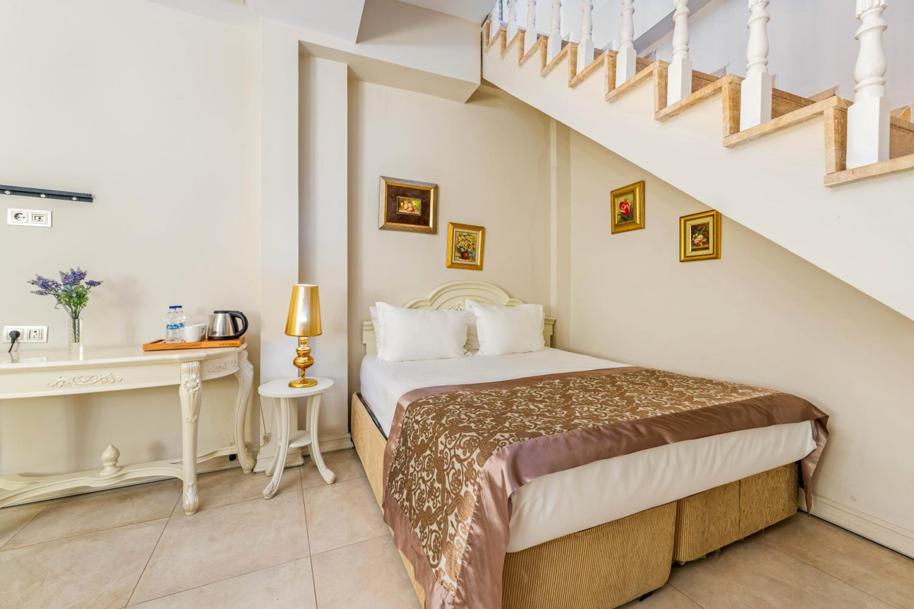 Elegance East Hotel - Image 6