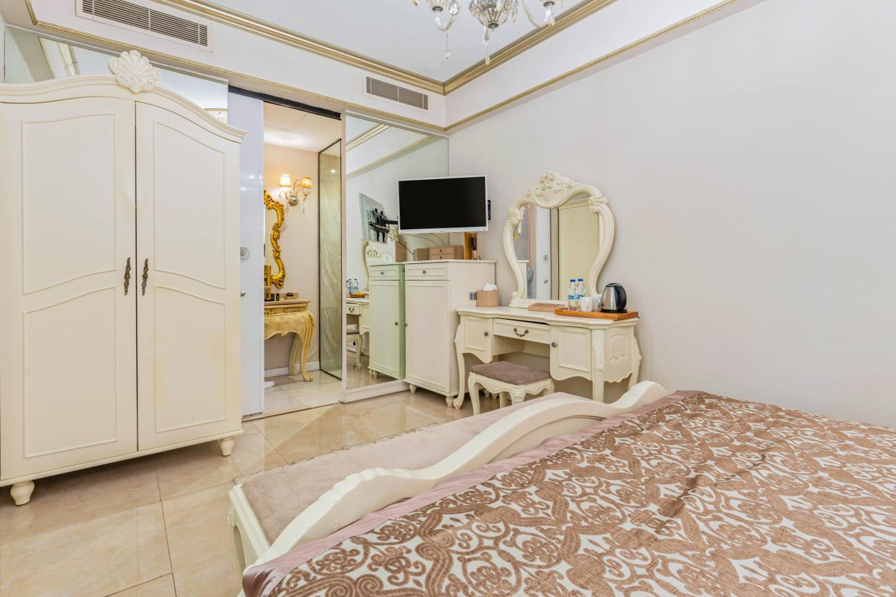 Elegance East Hotel - Image 69