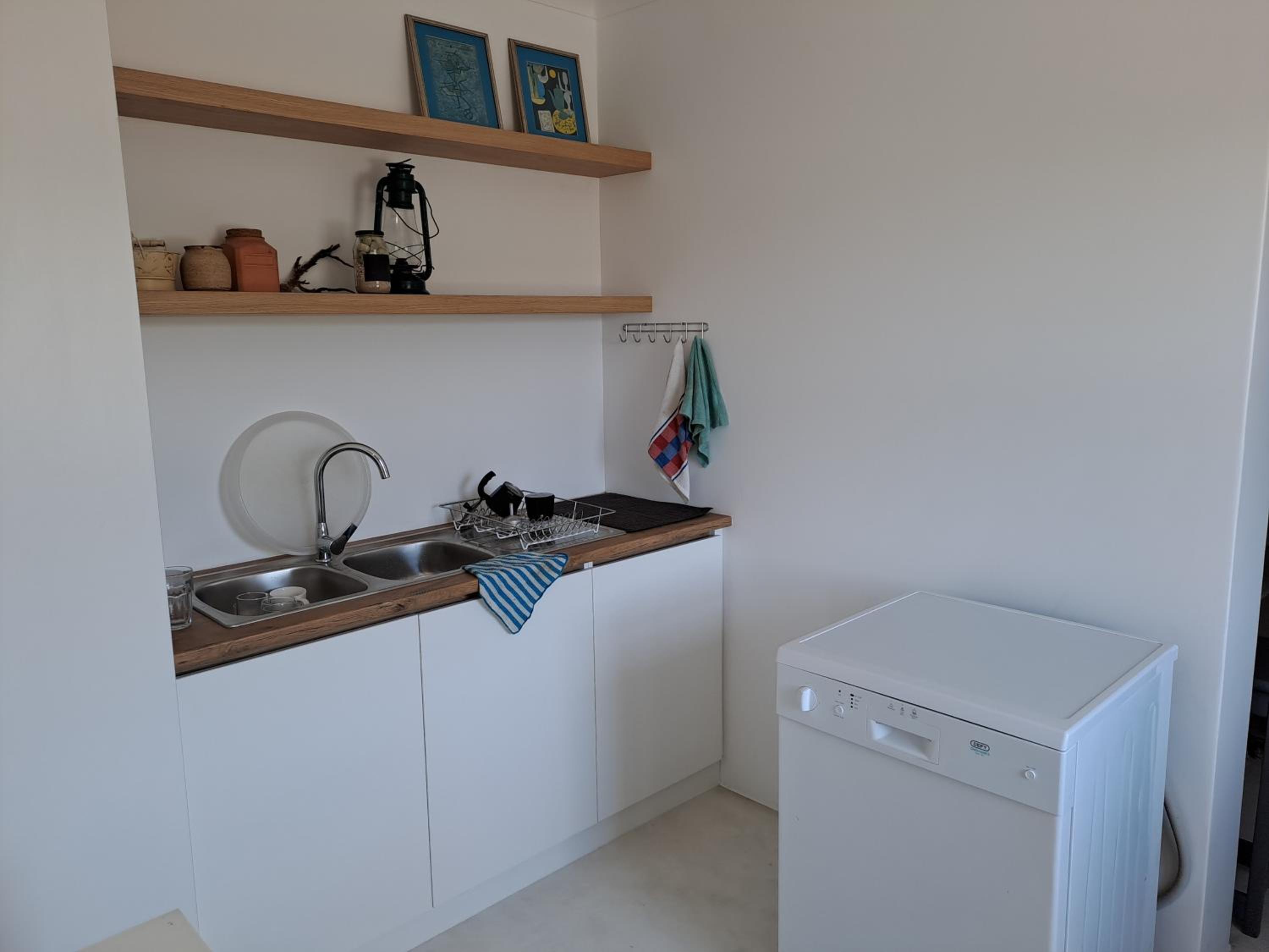 Upmarket, Spacious & Only 100m to Main Beach view 5