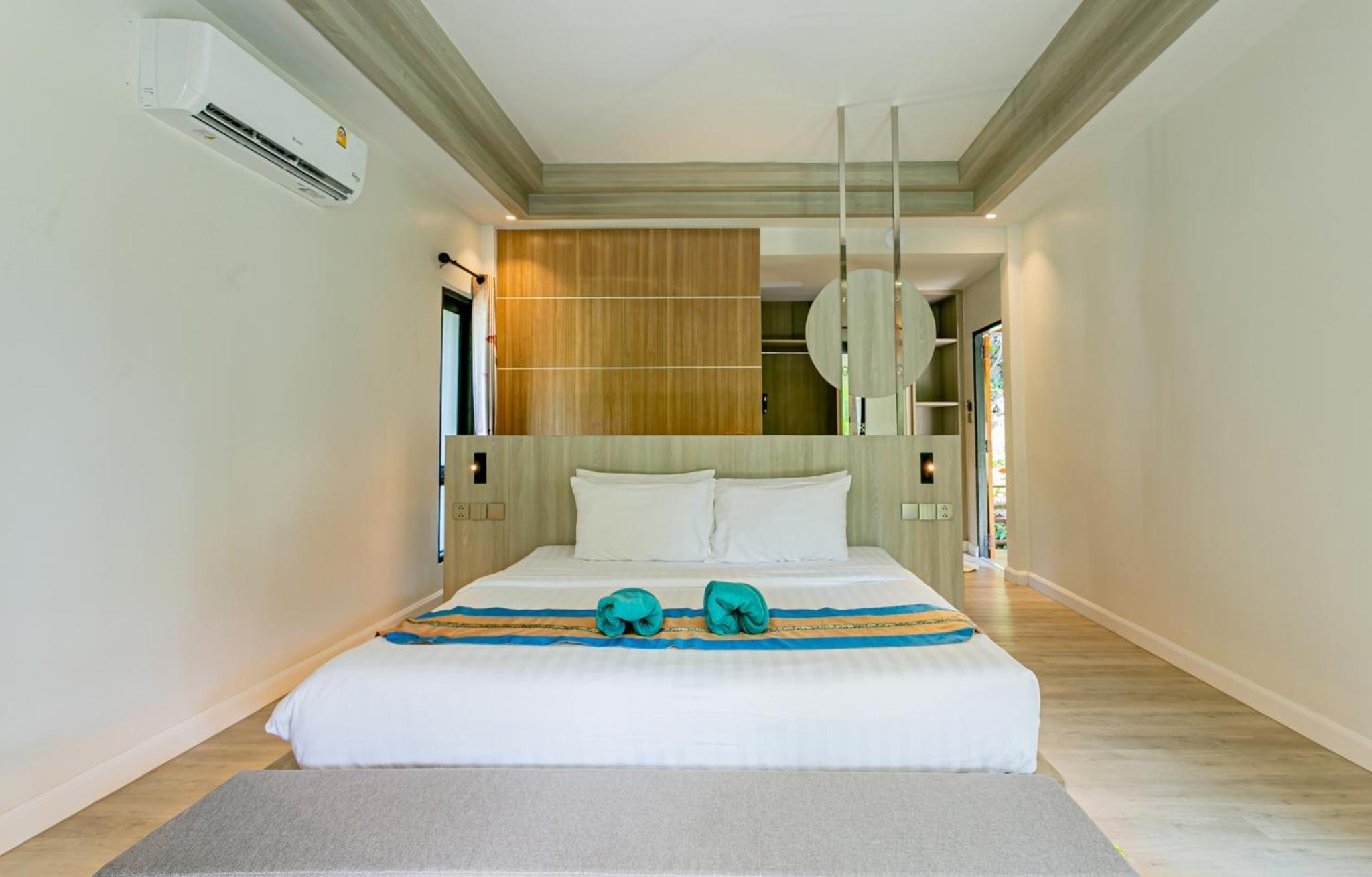 Tonsai Bay Resort