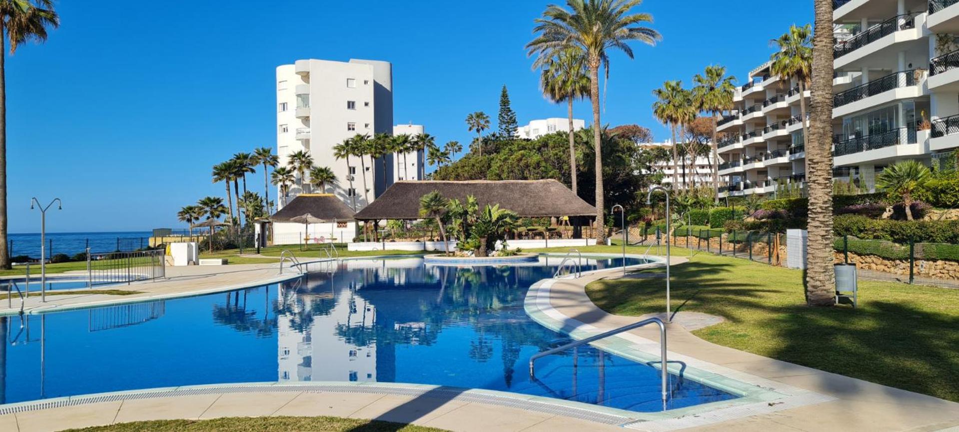Beautiful 2 Bed Beachfront Apt view 2