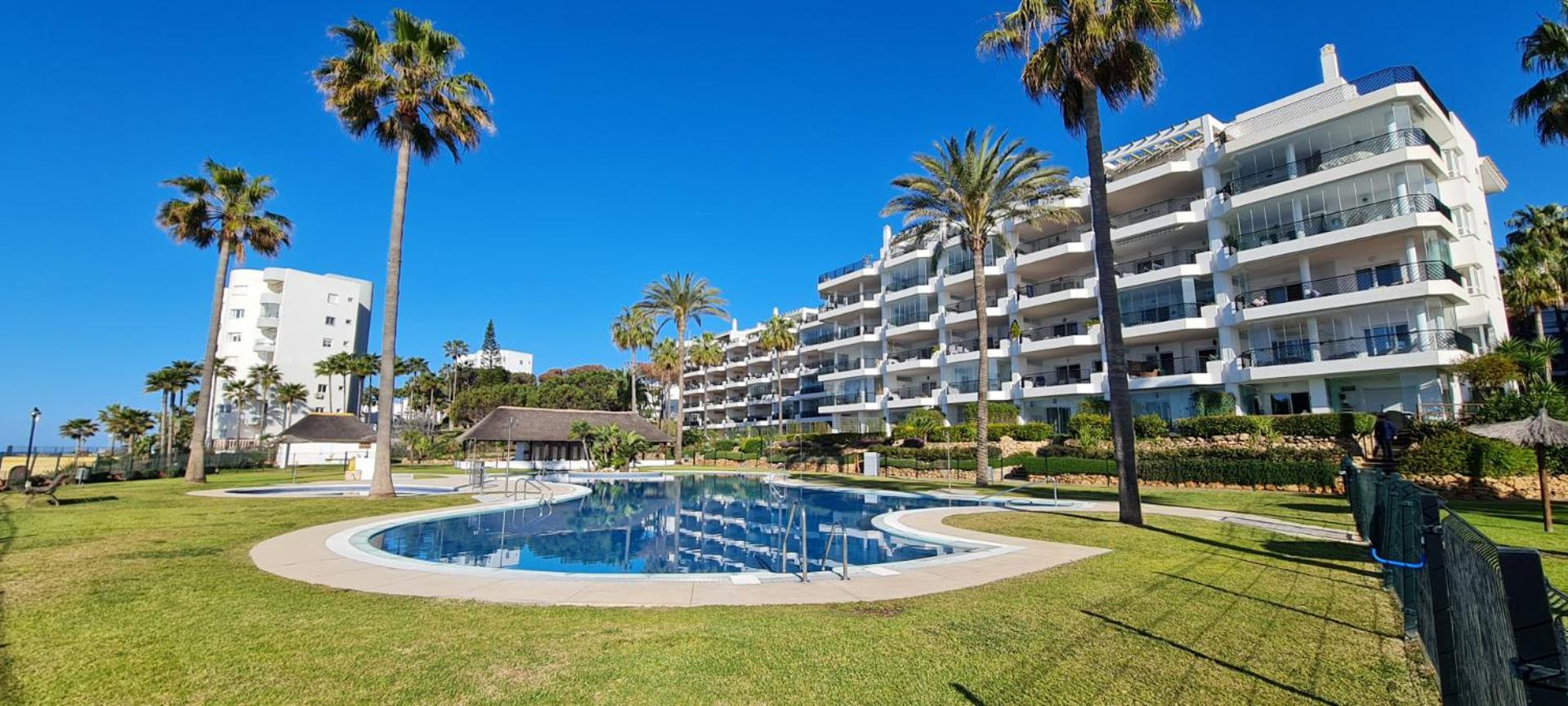 Beautiful 2 Bed Beachfront Apt view 3