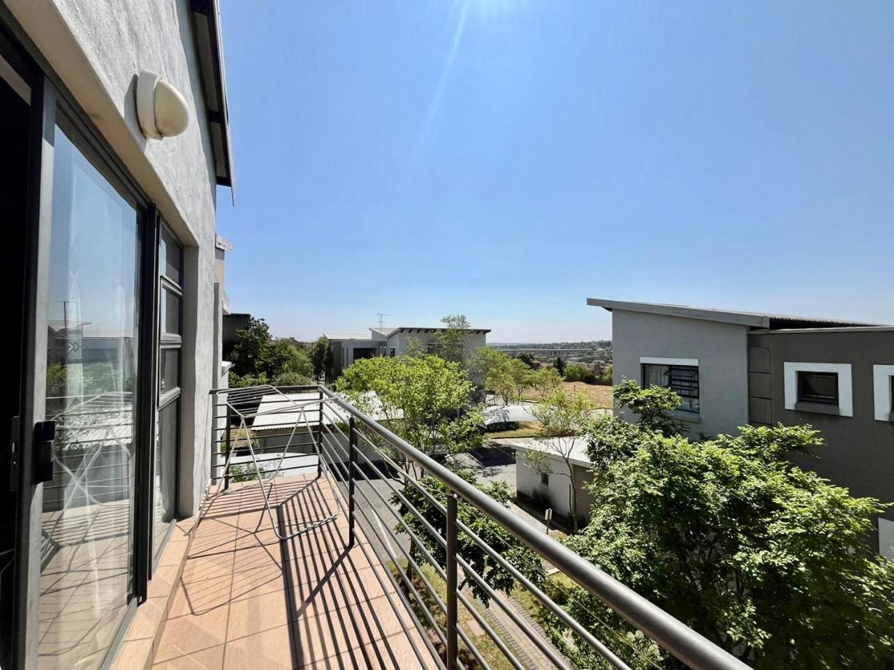 Stunning studio in Dainfern view 4