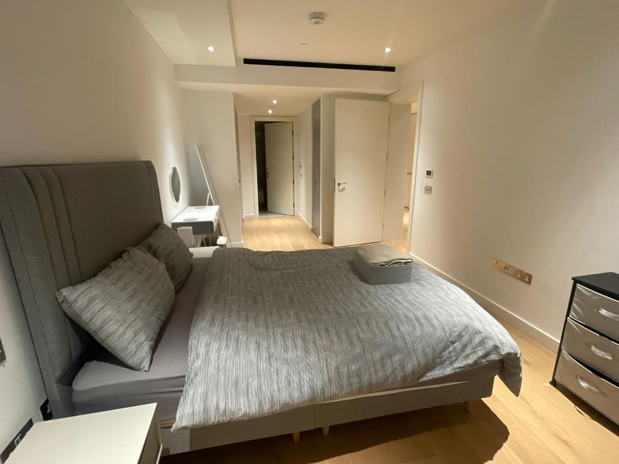 Spacious 2 bed 2 bath Battersea Powerstation Apartment view 4