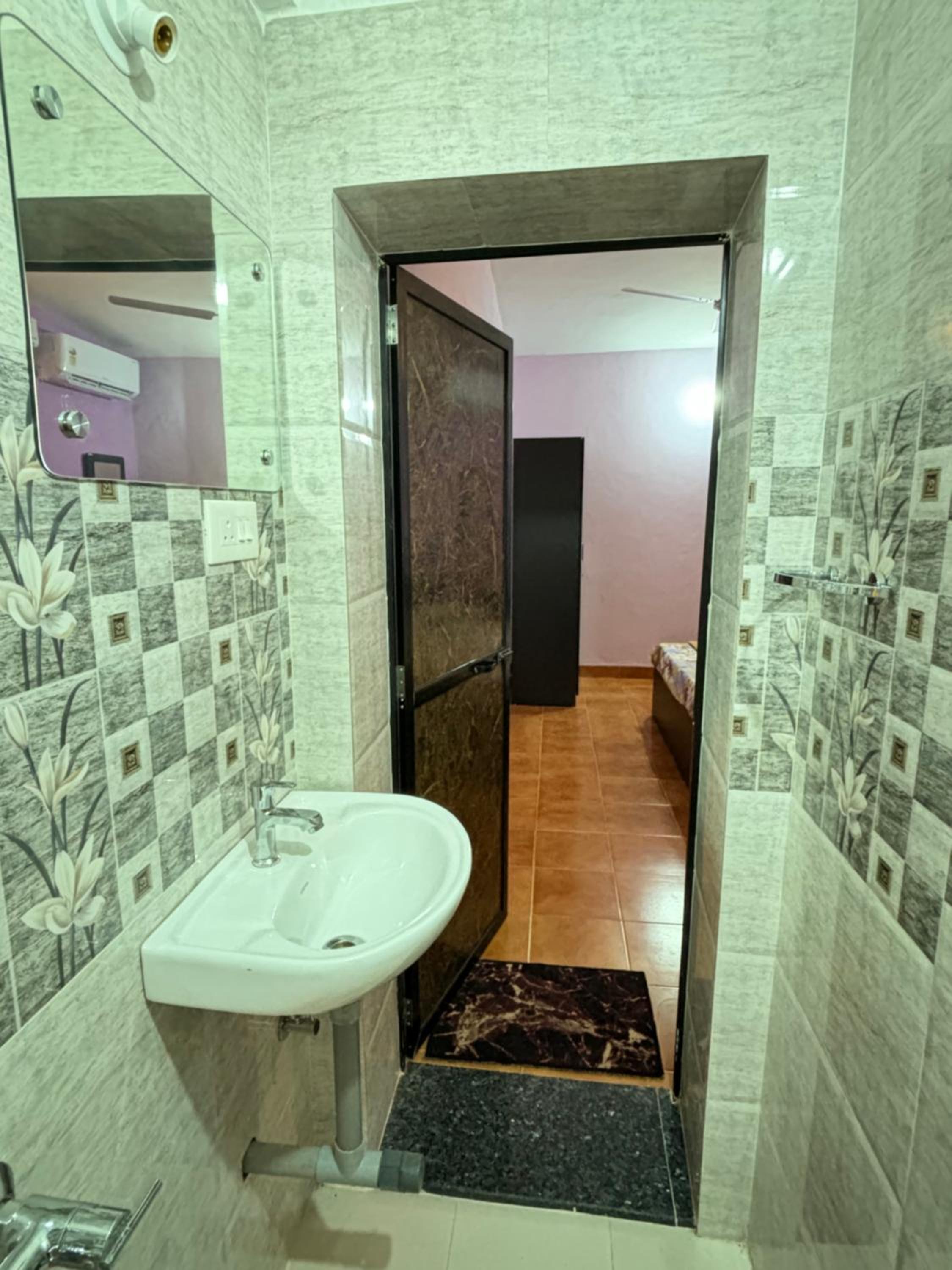 Angelina guest house, Anjuna Beach Road