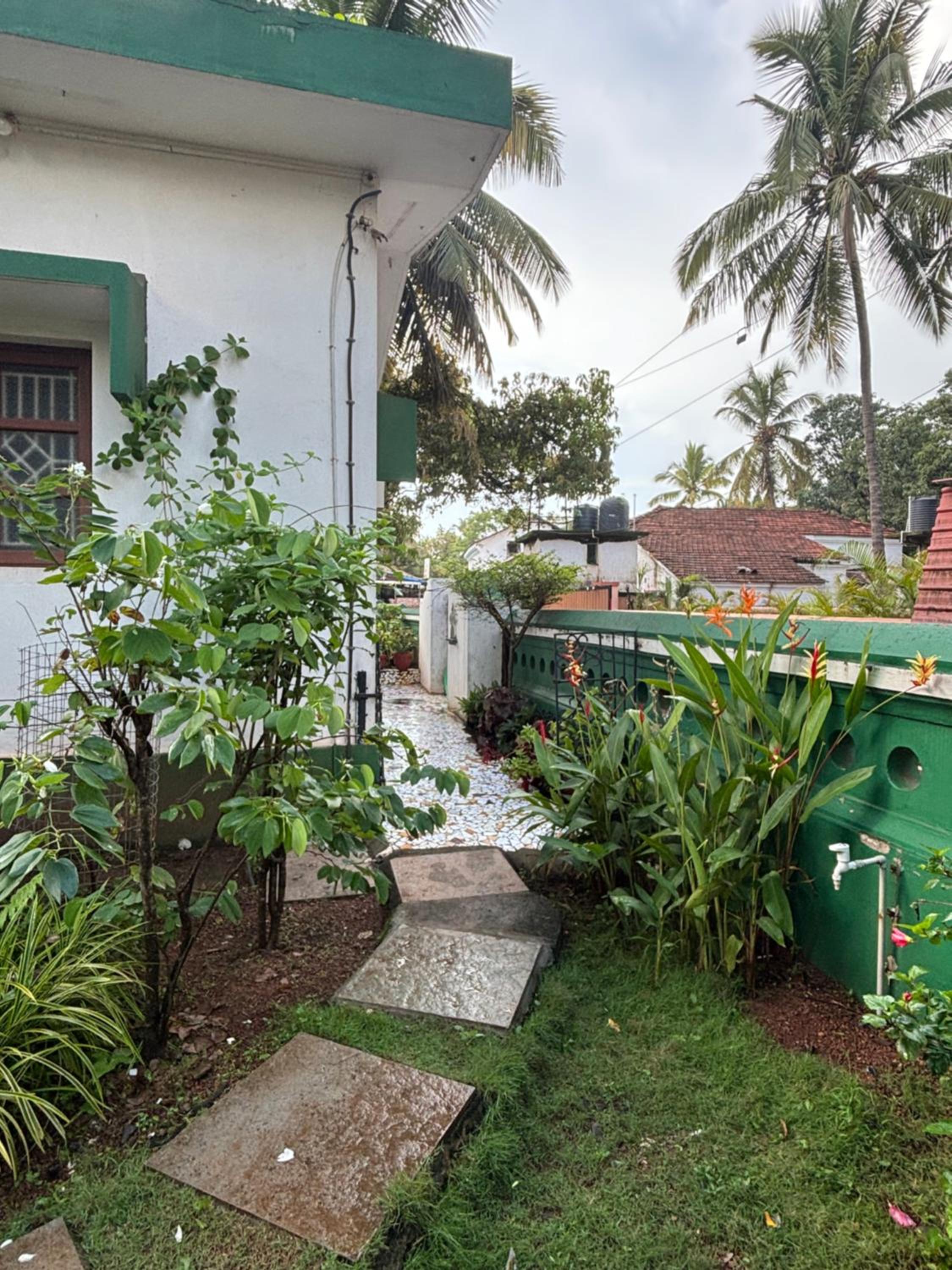 Angelina guest house, Anjuna Beach Road