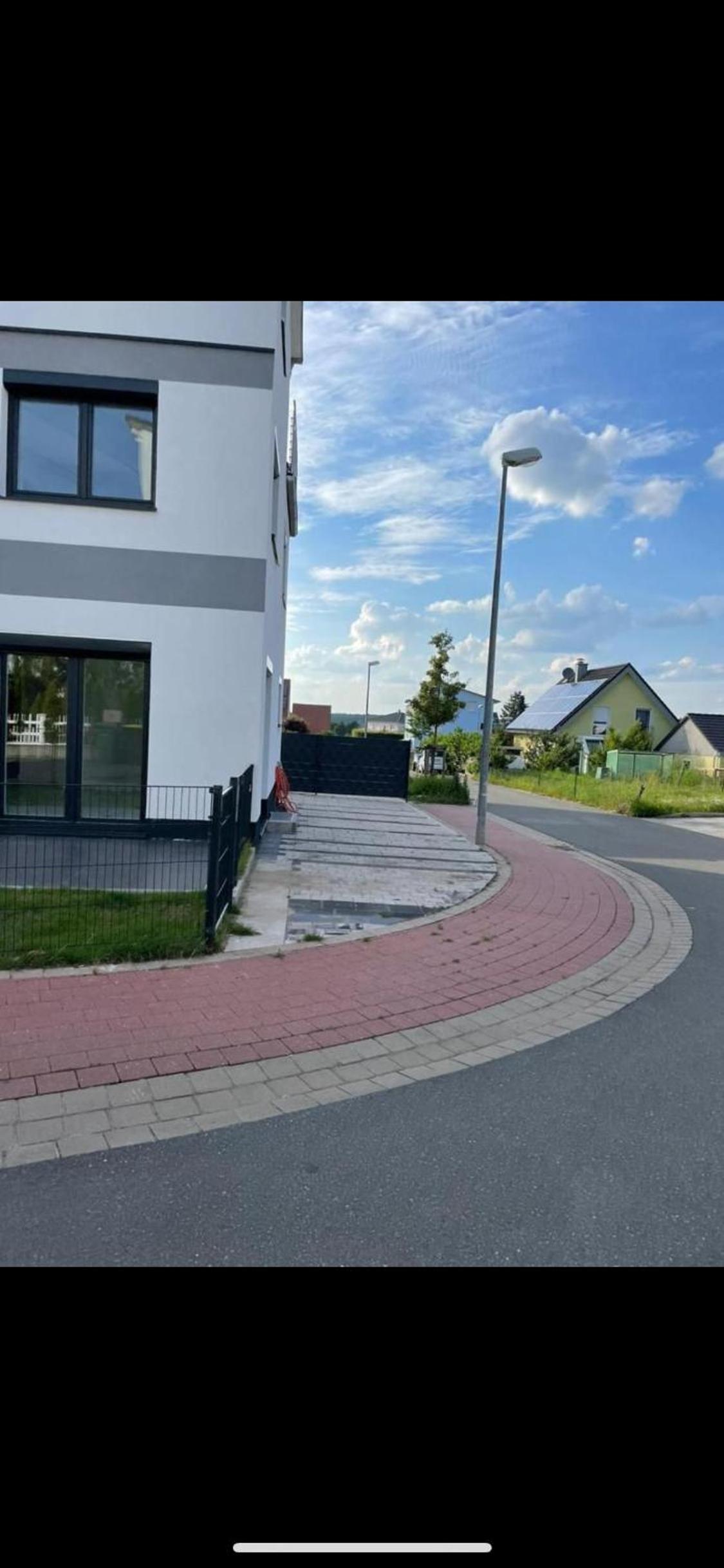 Neu-gebautes-komplettes-Reihenhaus