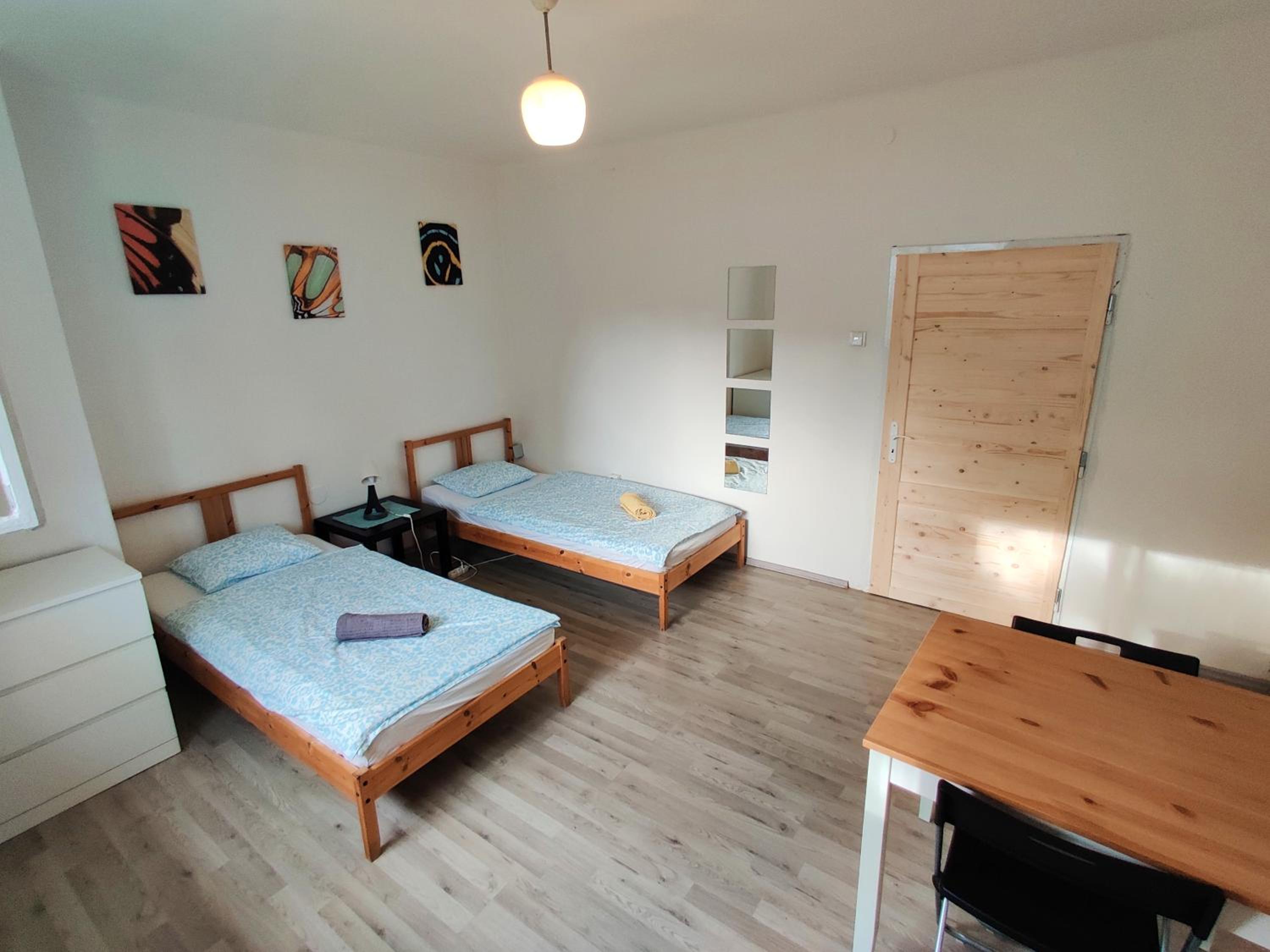 Apartment in house with private parking and garden