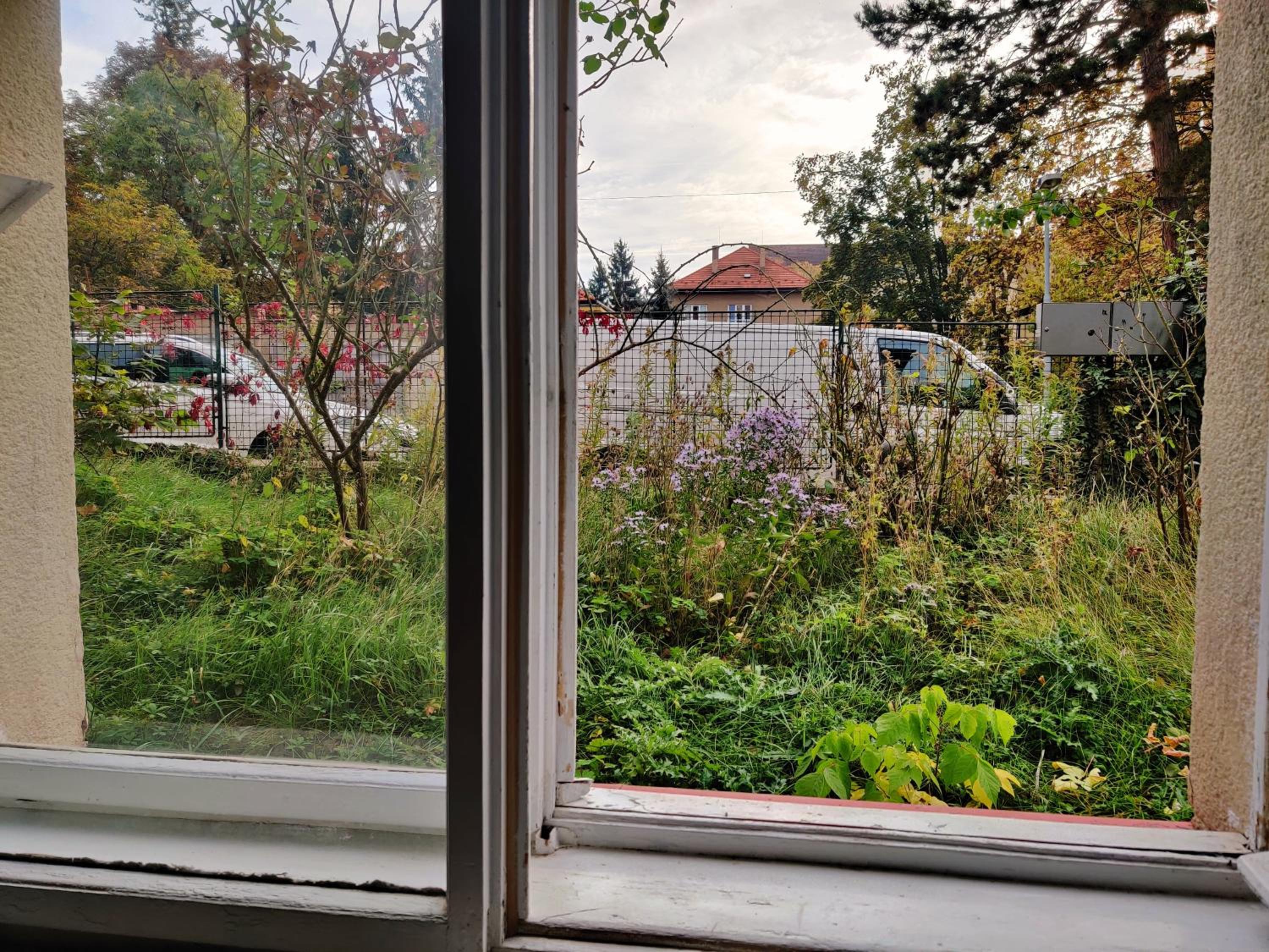 Apartment in house with private parking and garden