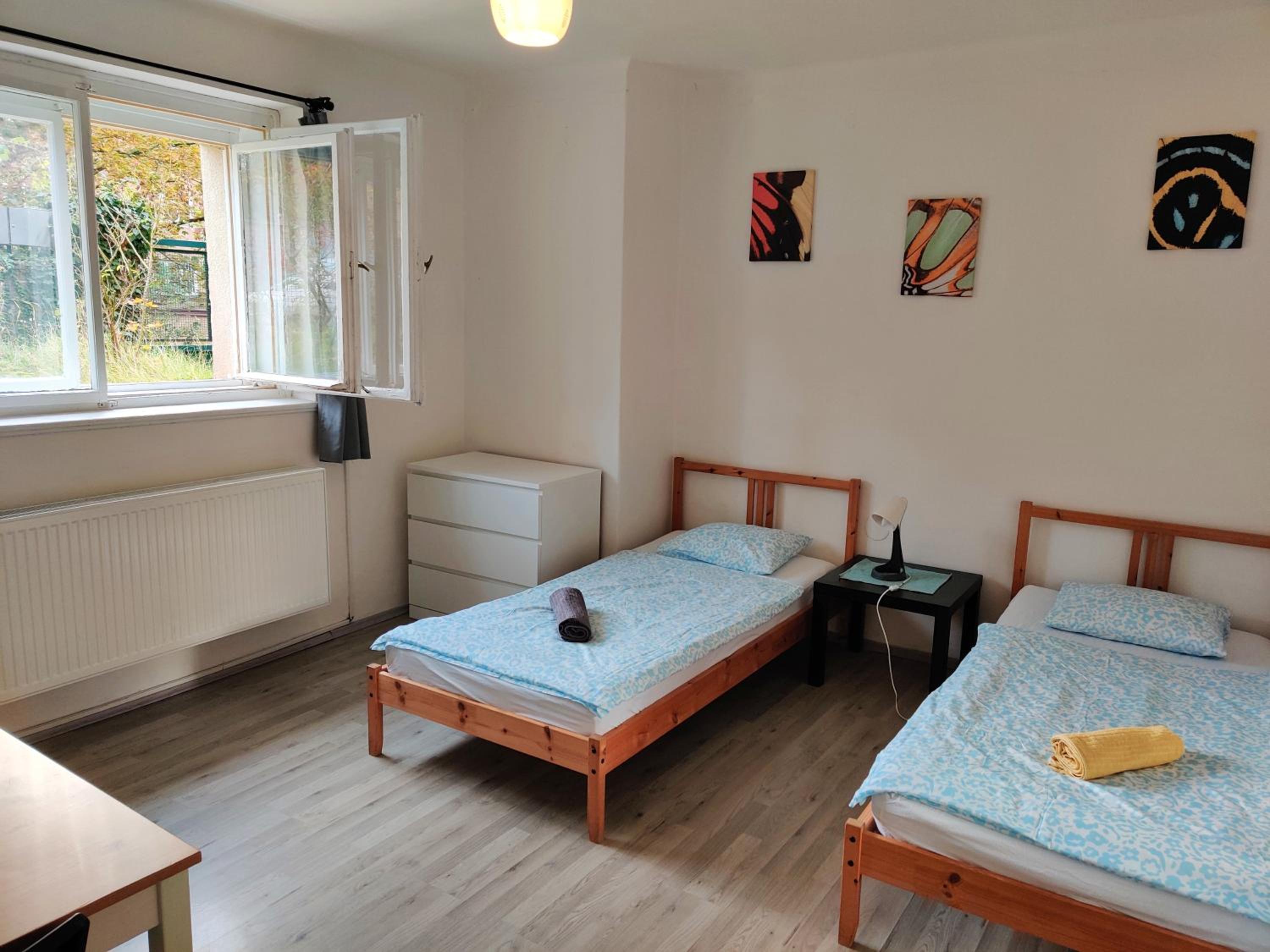 Apartment in house with private parking and garden