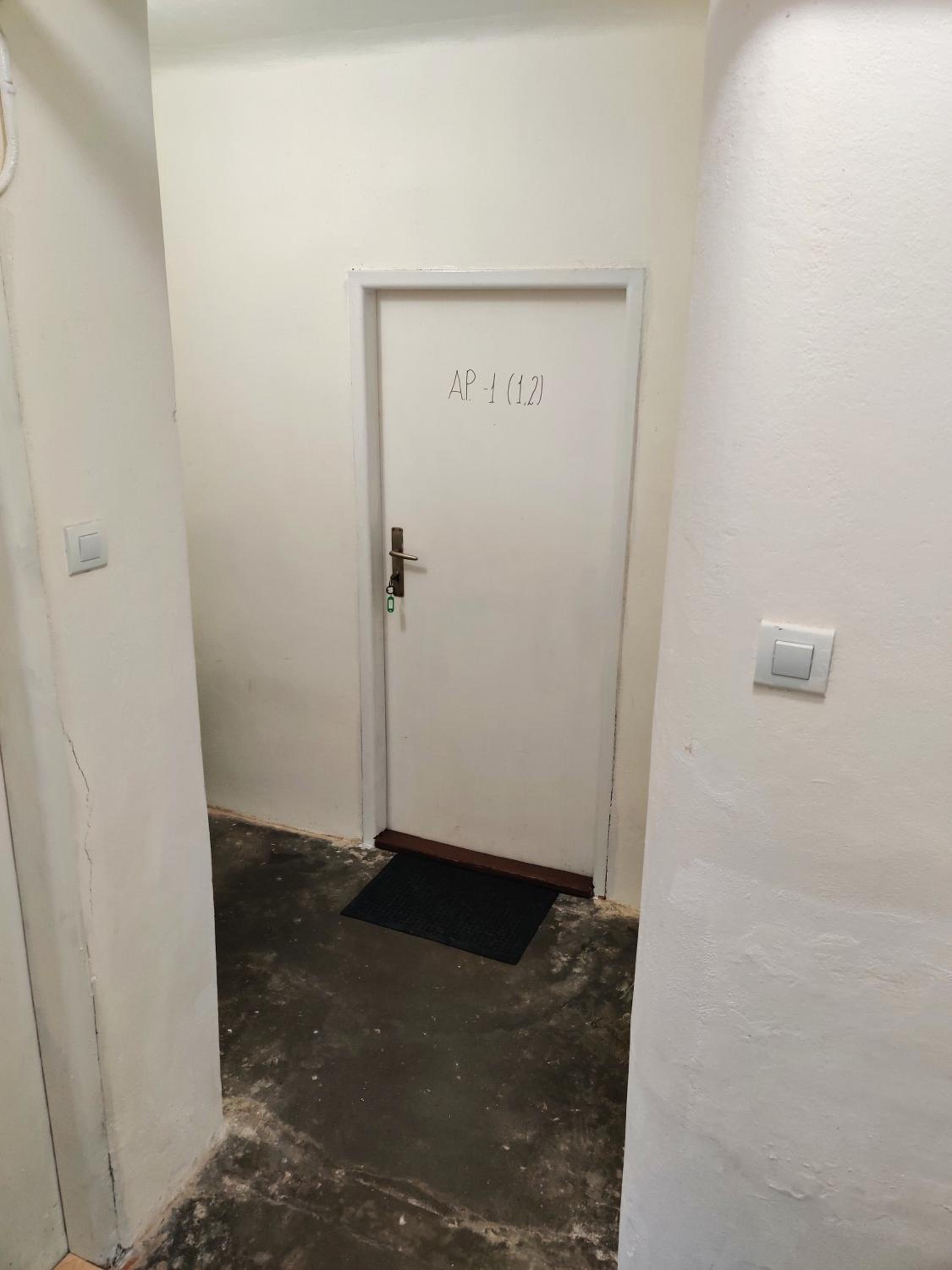 Apartment in house with private parking and garden