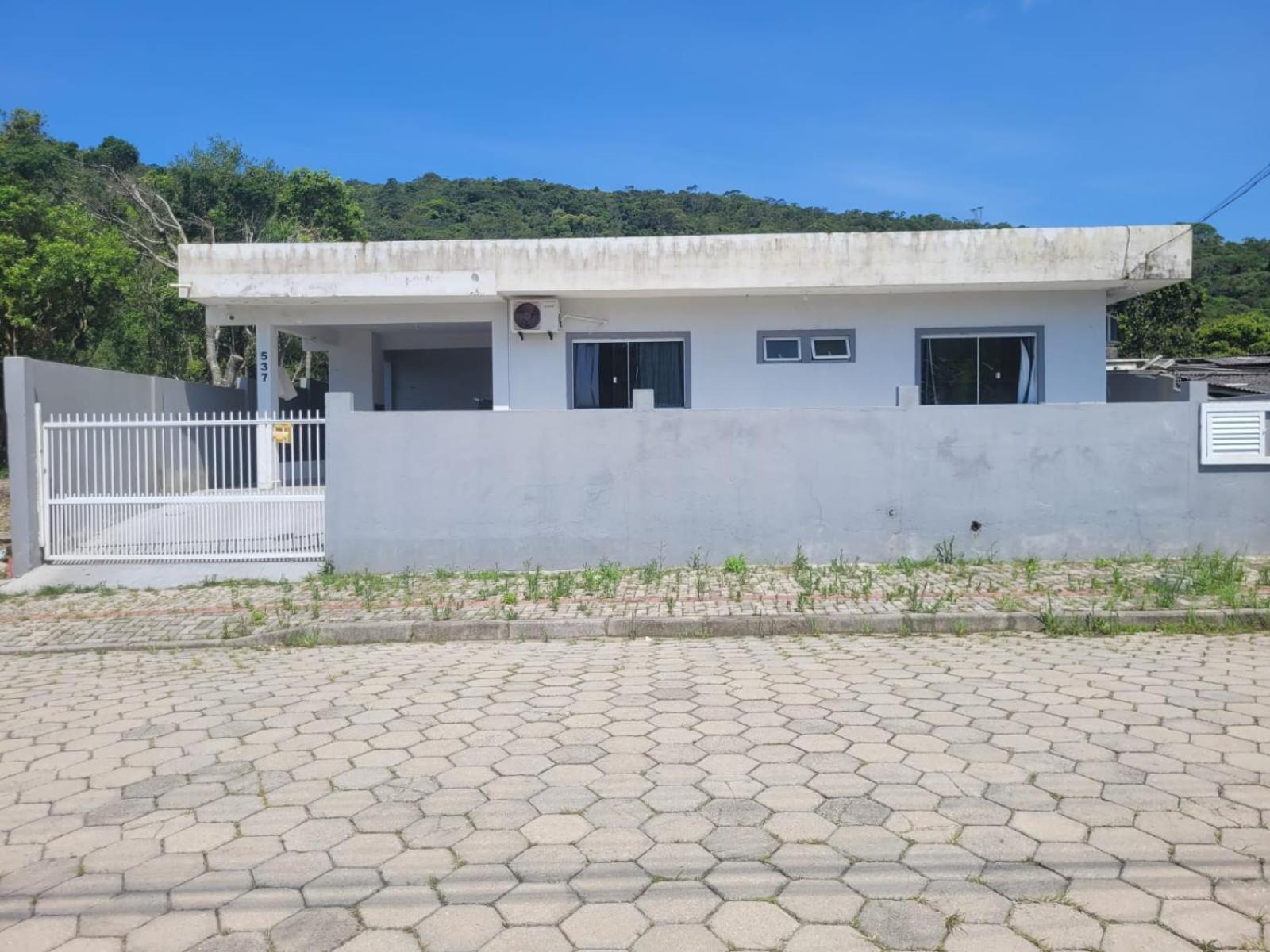 Casa agradável com piscina e churrasqueira
