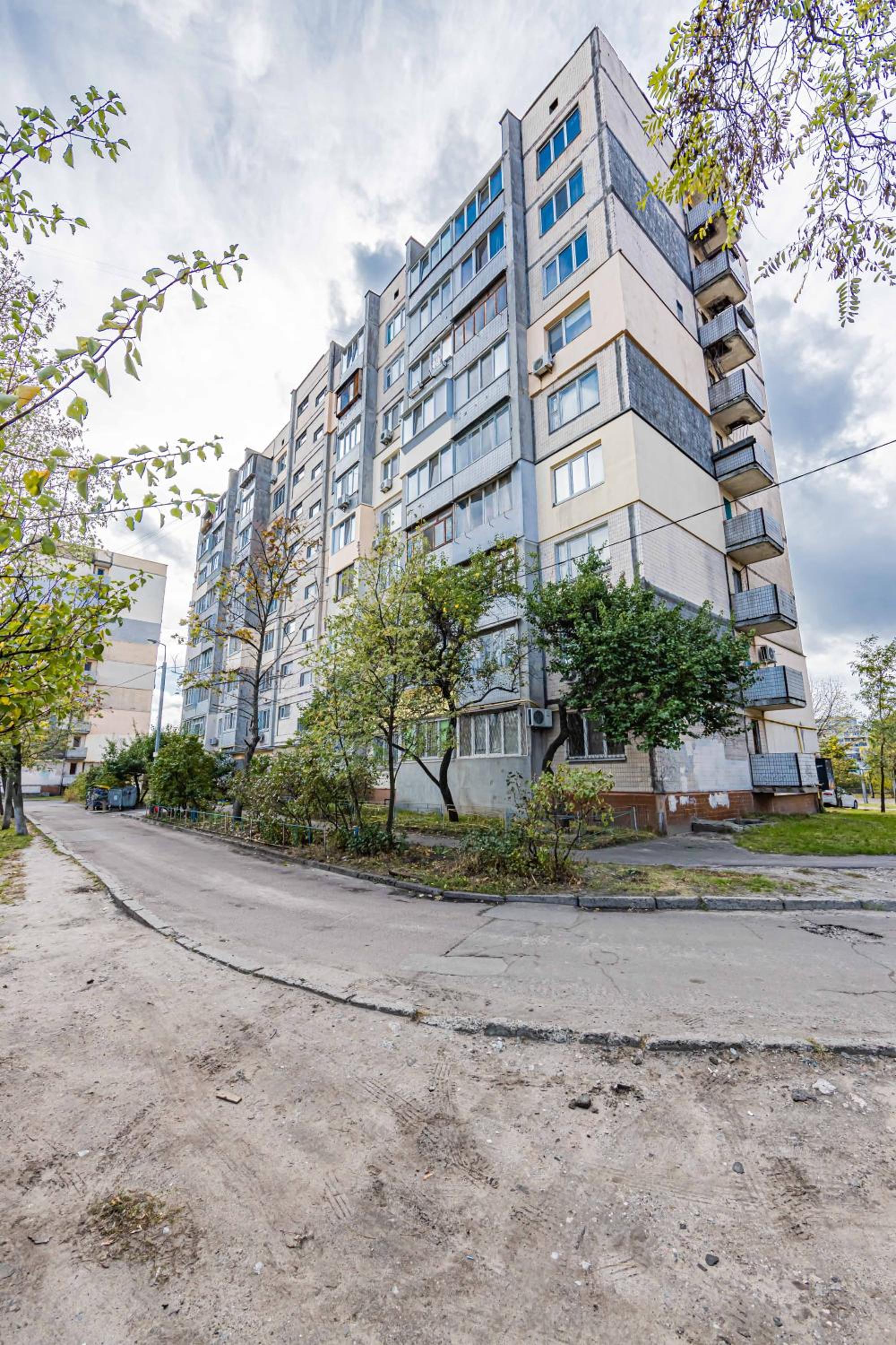 CityApartments Kyiv Heroiv Dnipra view 3