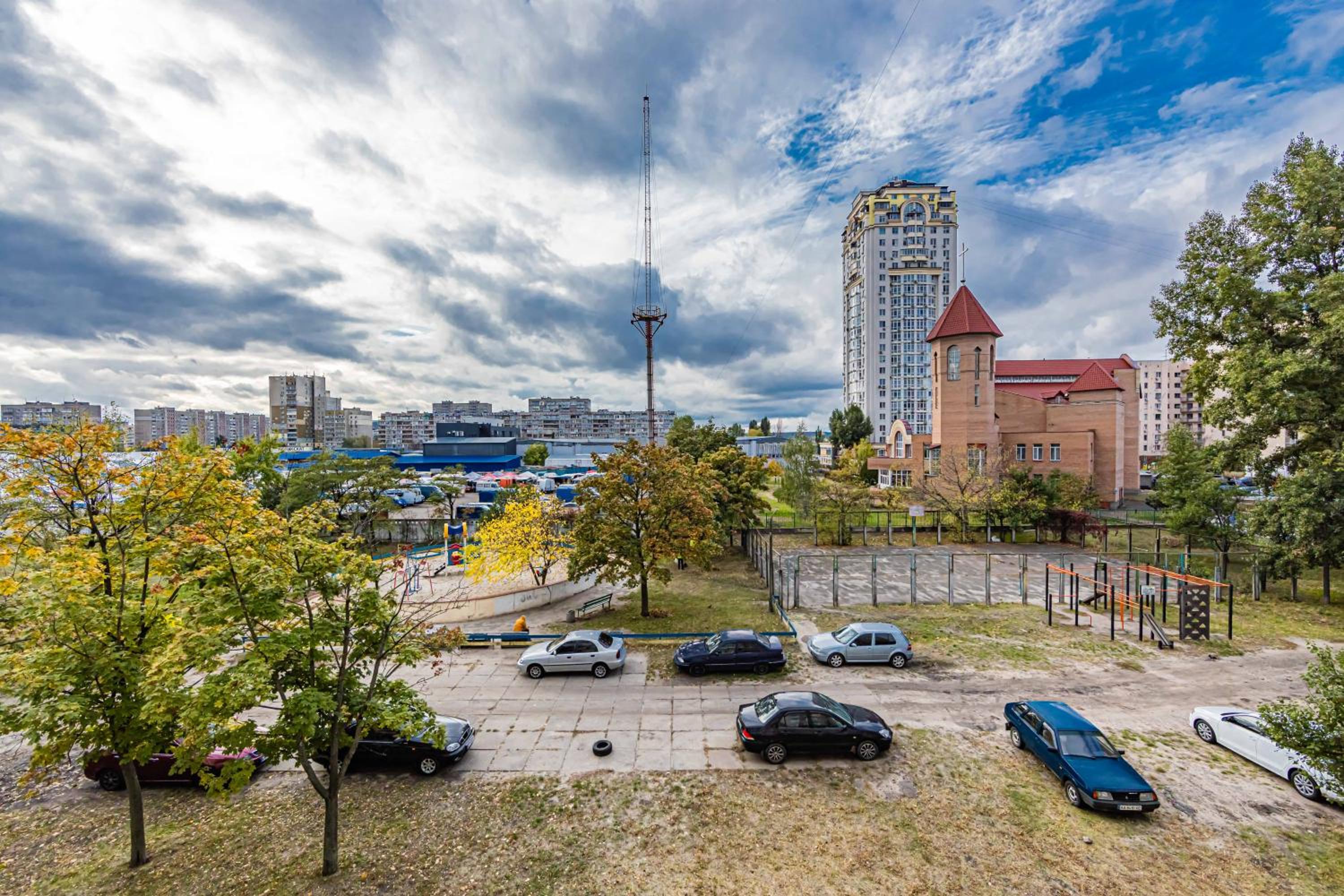 CityApartments Kyiv Heroiv Dnipra view 2