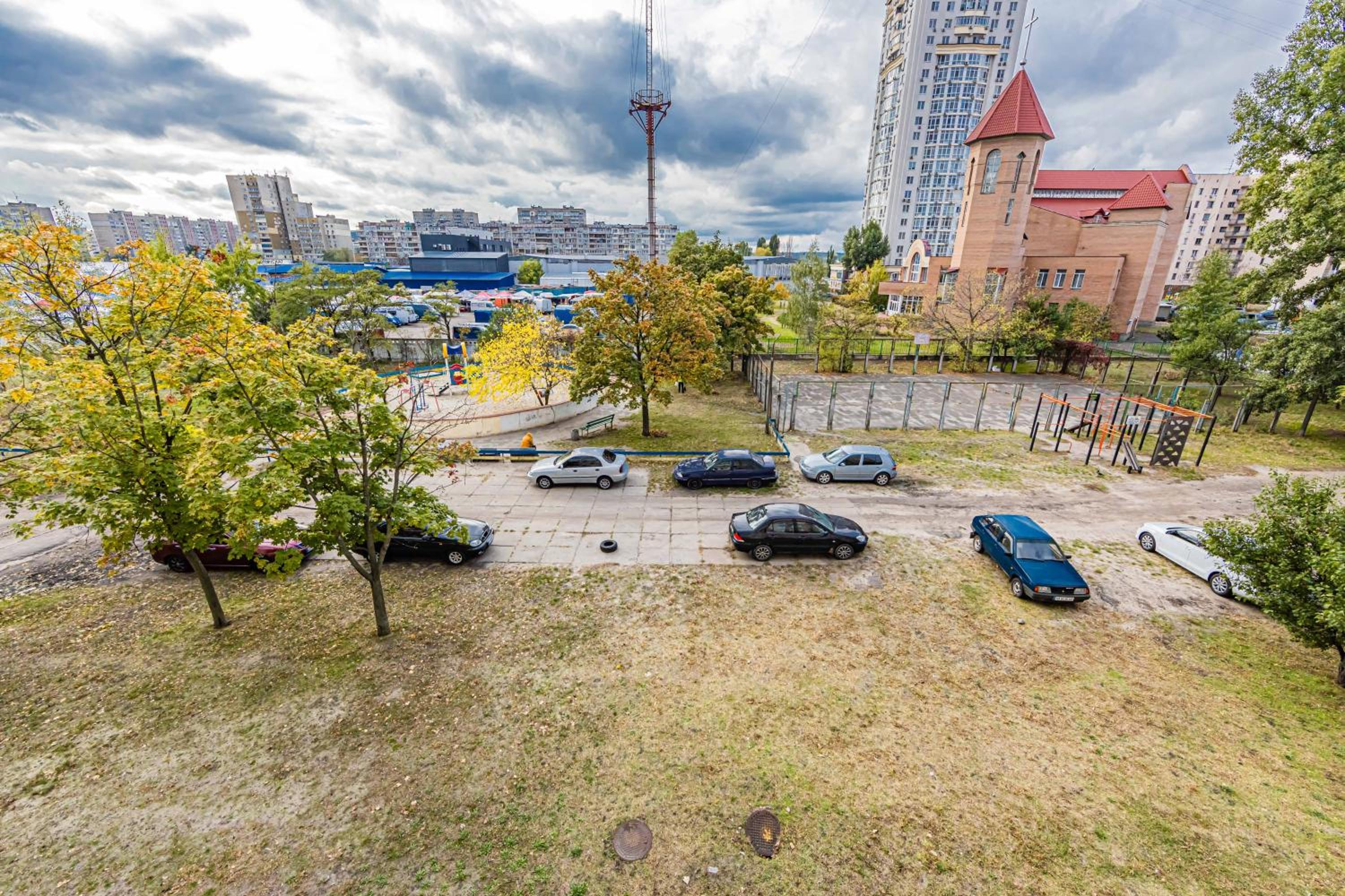 CityApartments Kyiv Heroiv Dnipra view 4
