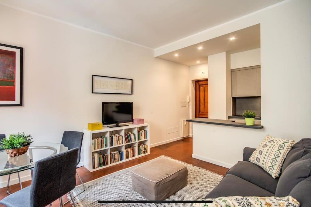 Coliseum cozy flat