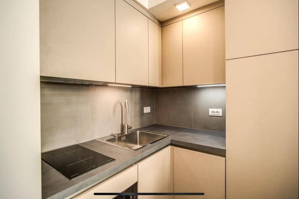 Coliseum cozy flat