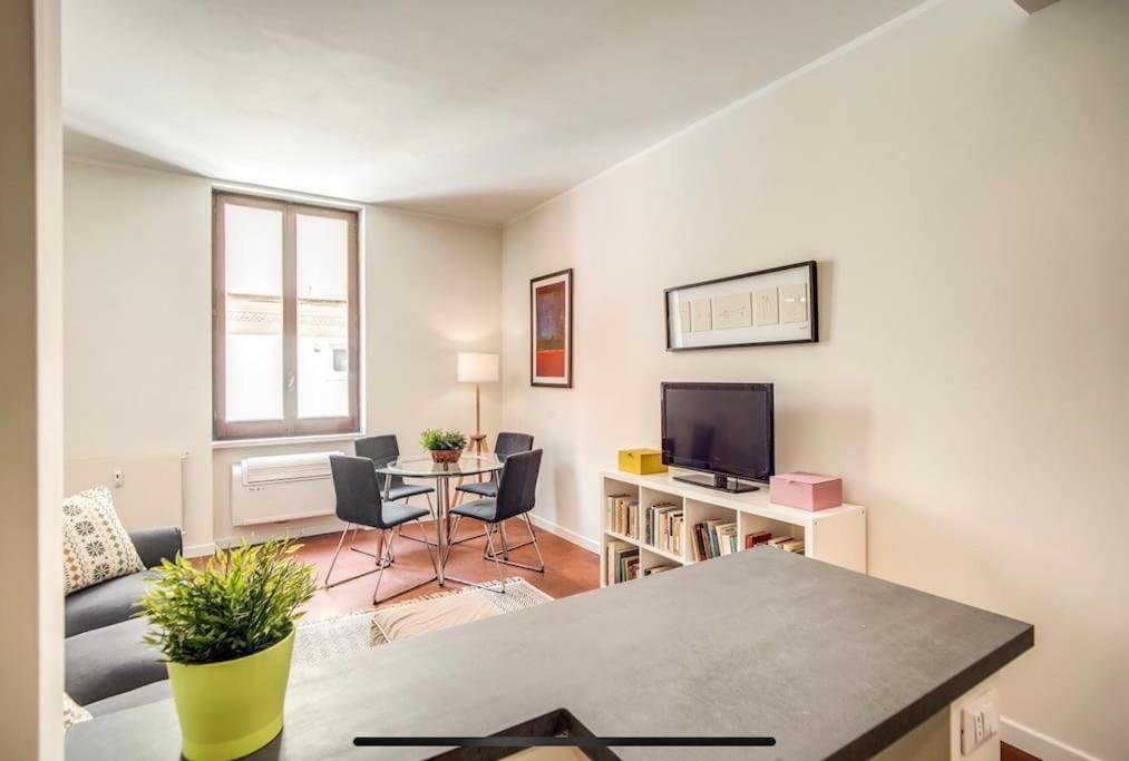 Coliseum cozy flat