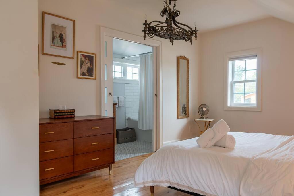 Elegant Elora Home with Stylish Décor