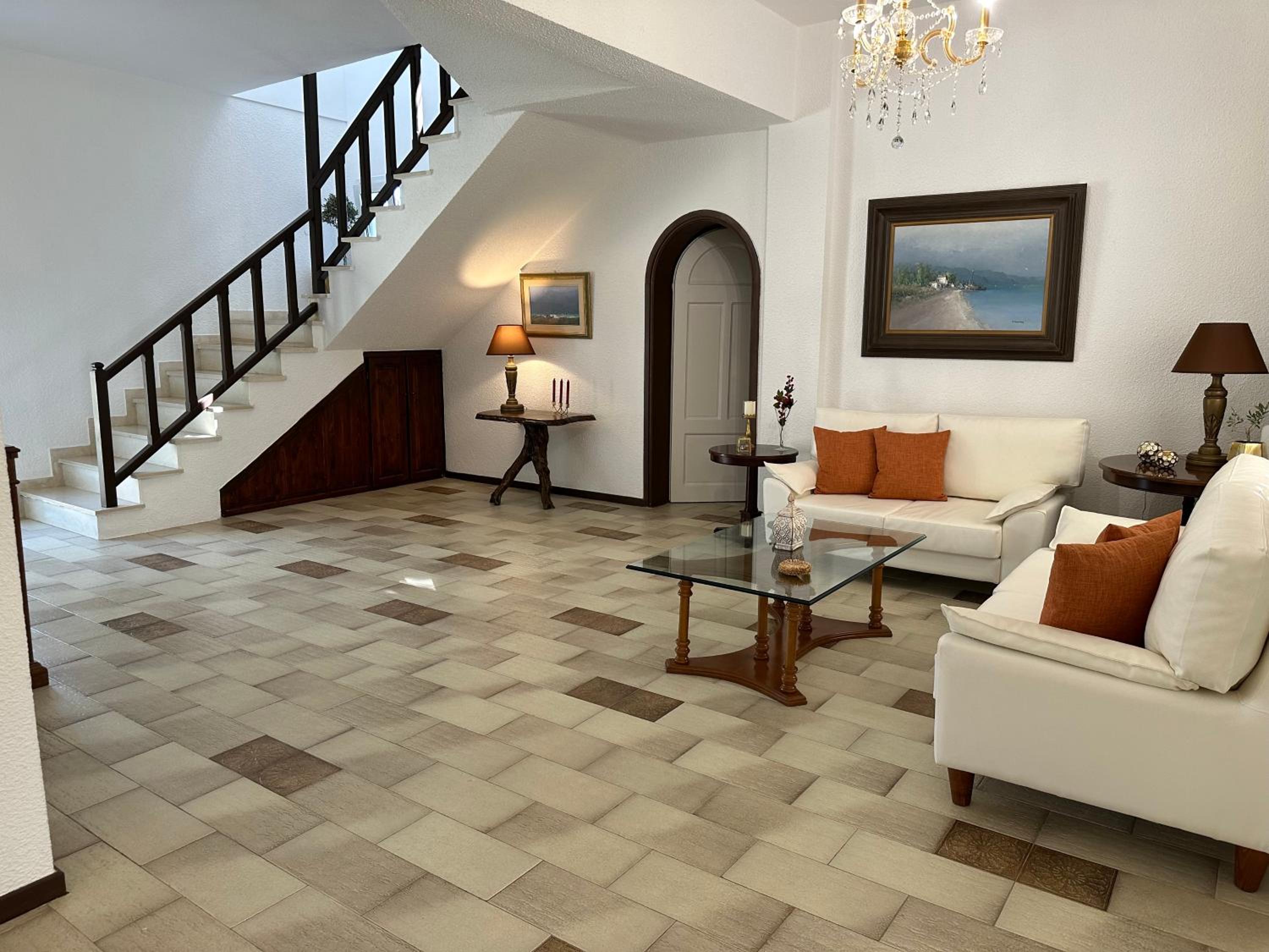 Villa Komorebi Detached 3 Bedroom Grand Estate, 2500m2 Private Garden, Walk to Beach & Town