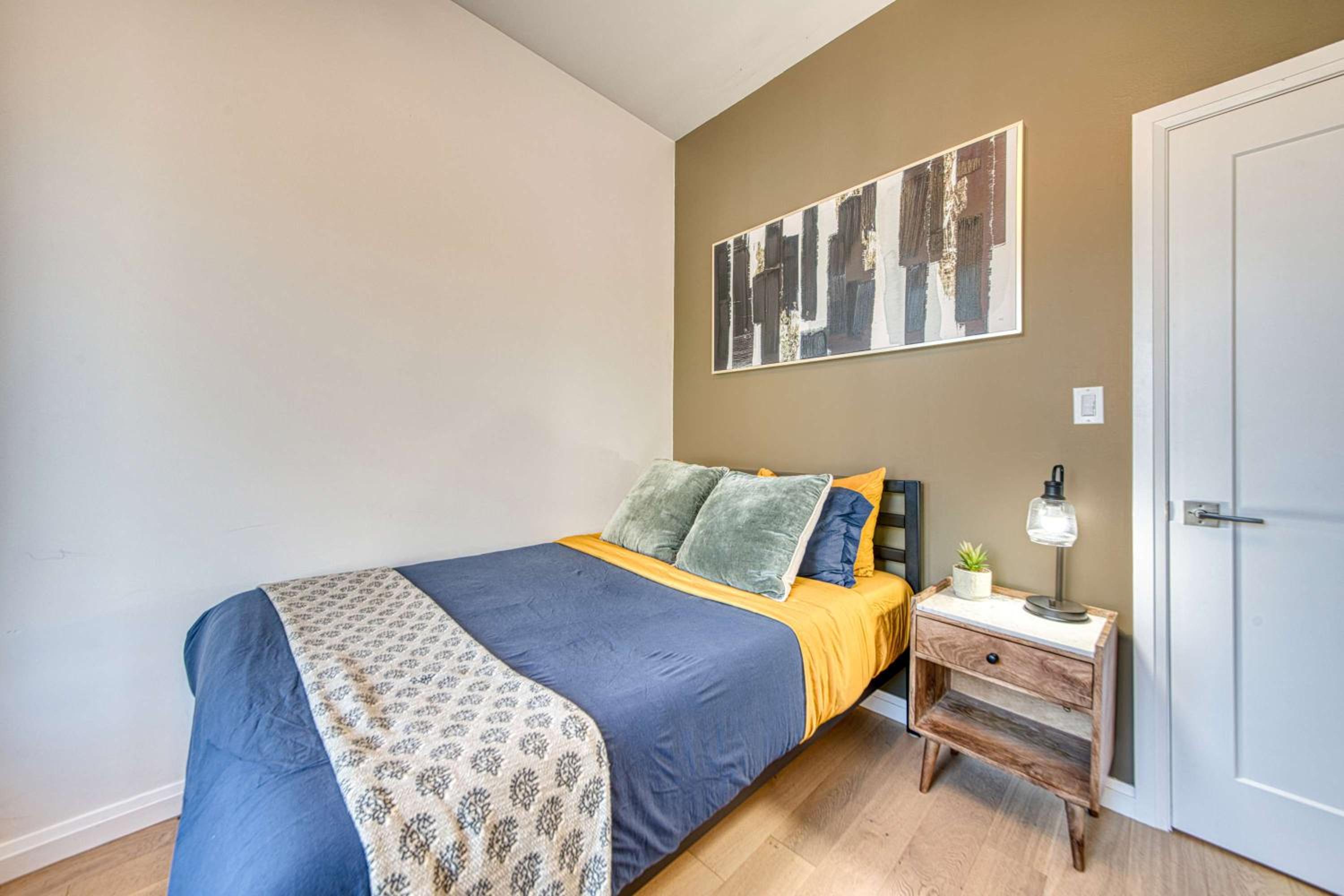 Spacious 2BR near UofT and College