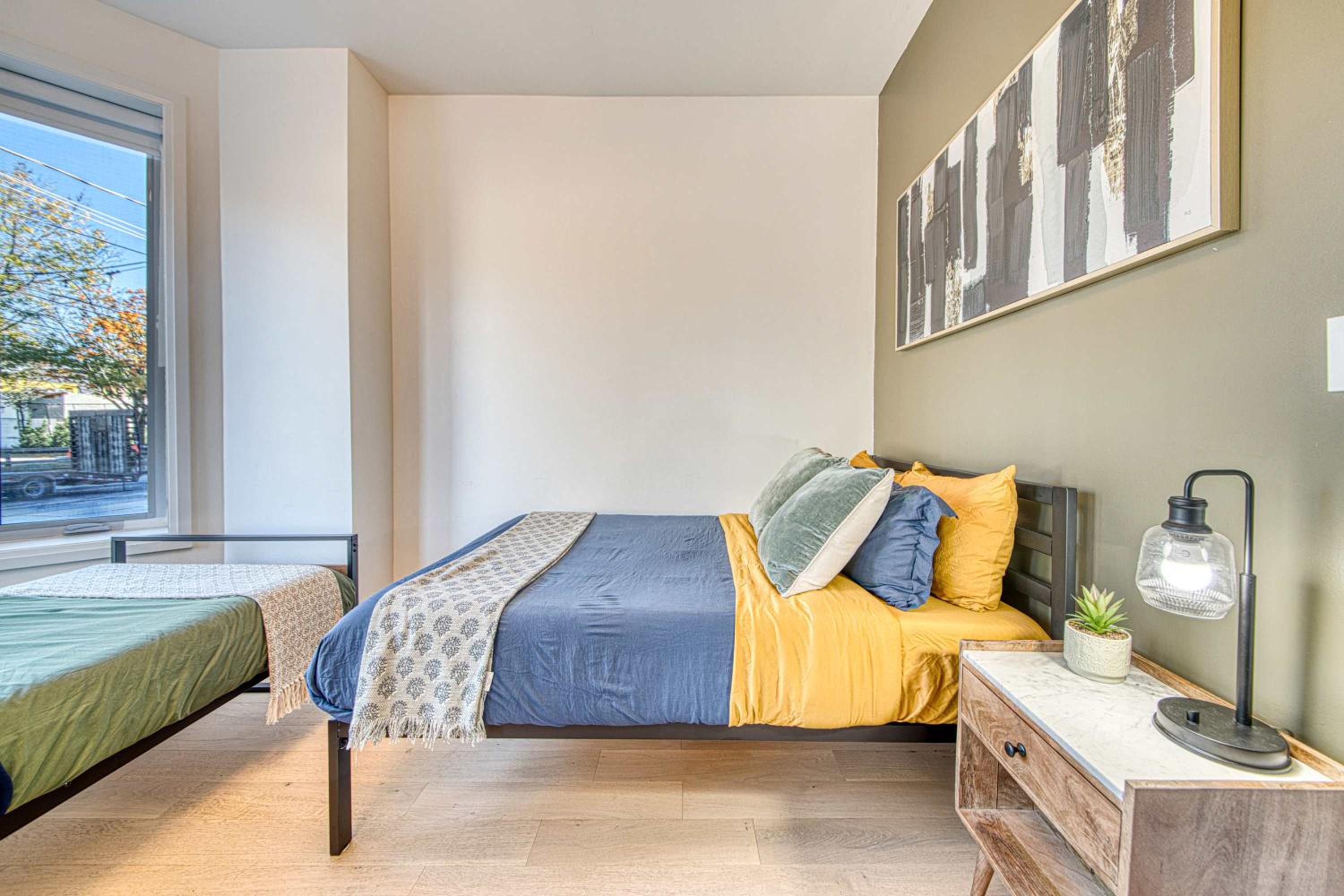 Spacious 2BR near UofT and College