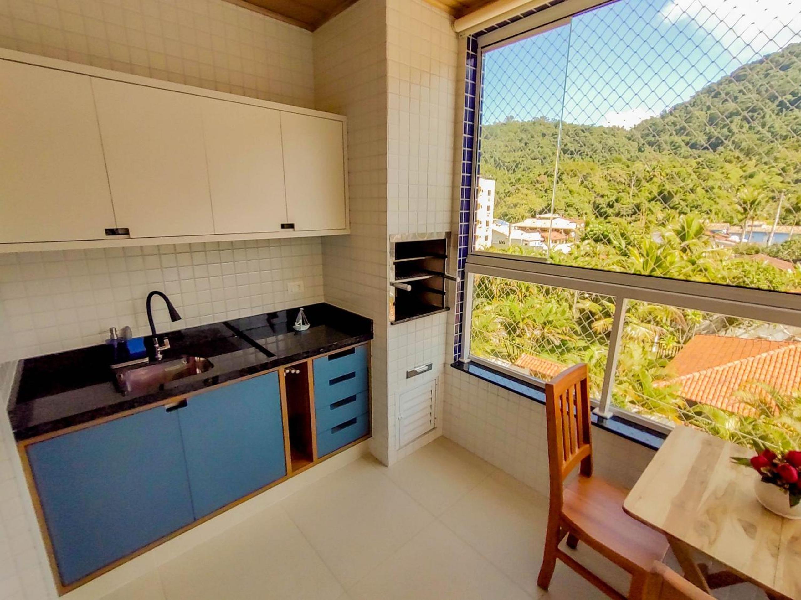 Apartamentos 300m Praia das Toninhas - vista para a serra do mar