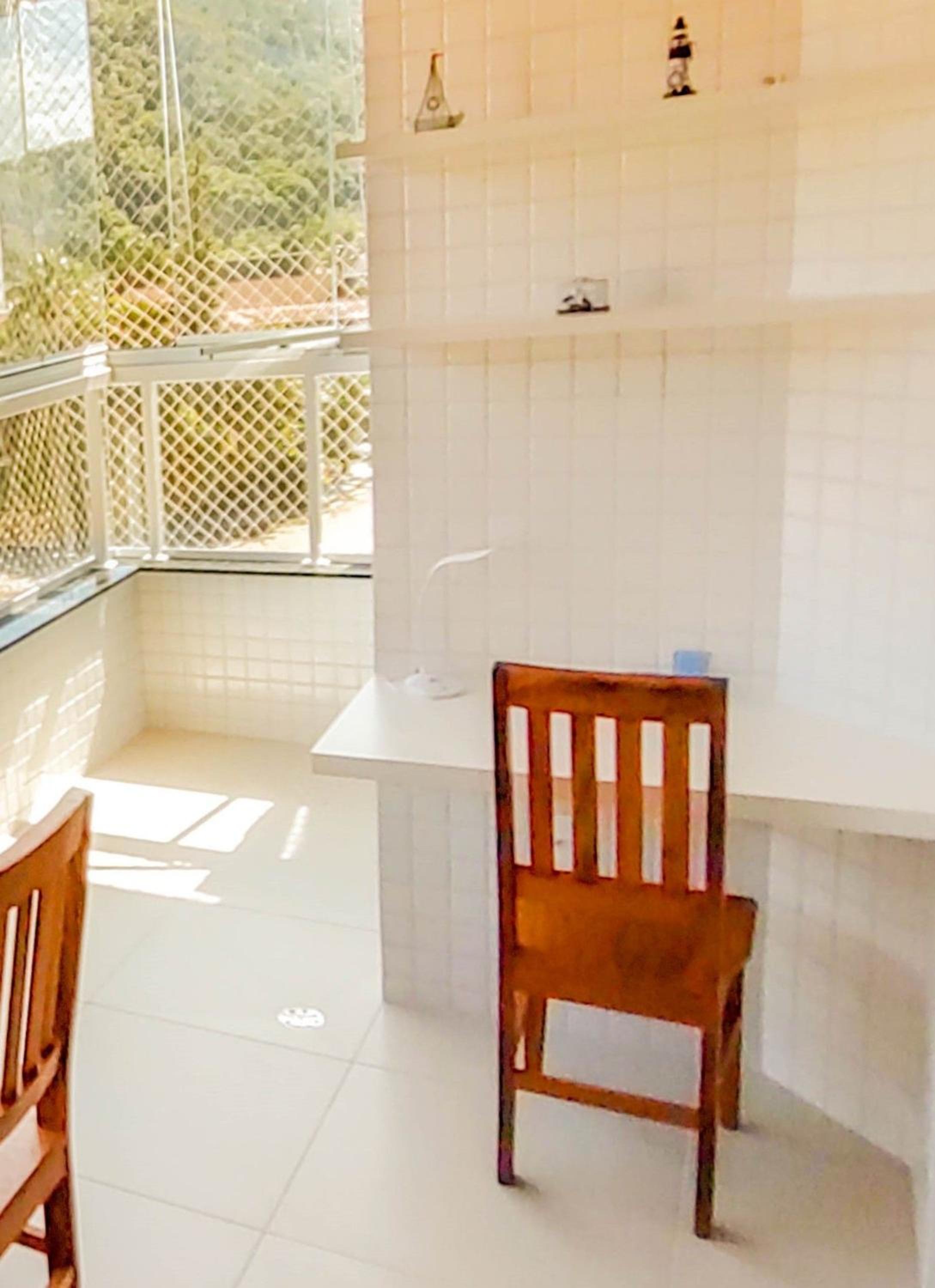 Apartamentos 300m Praia das Toninhas - vista para a serra do mar