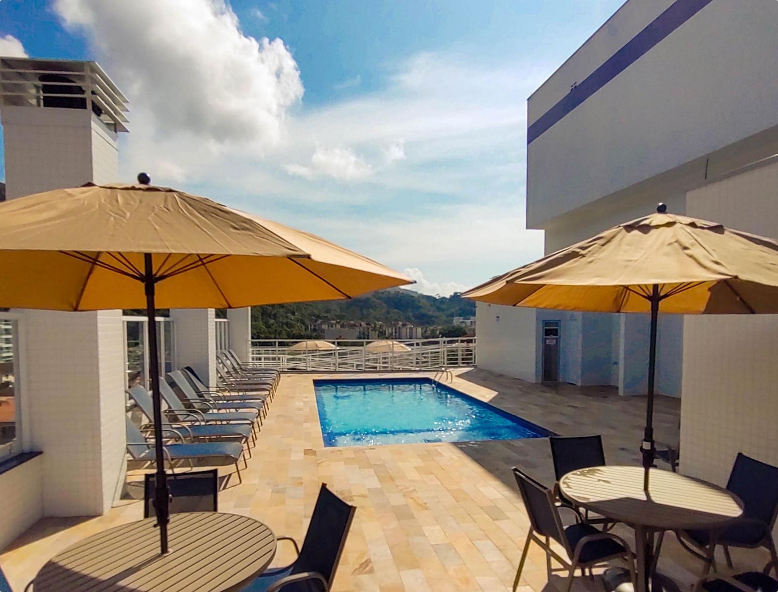Apartamentos 300m Praia das Toninhas - vista para a serra do mar