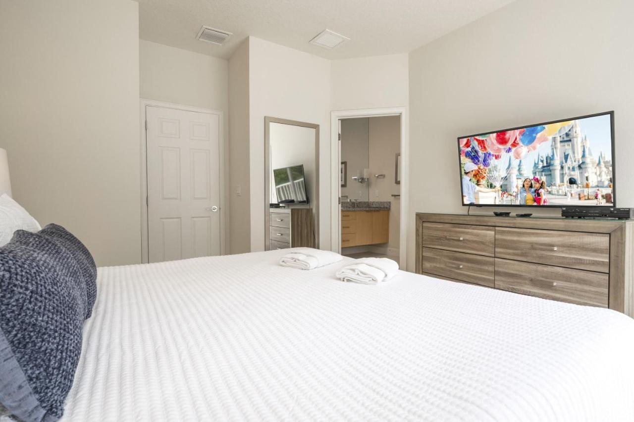 3BR Townhouse Near Disney BBQ Grill and Pool