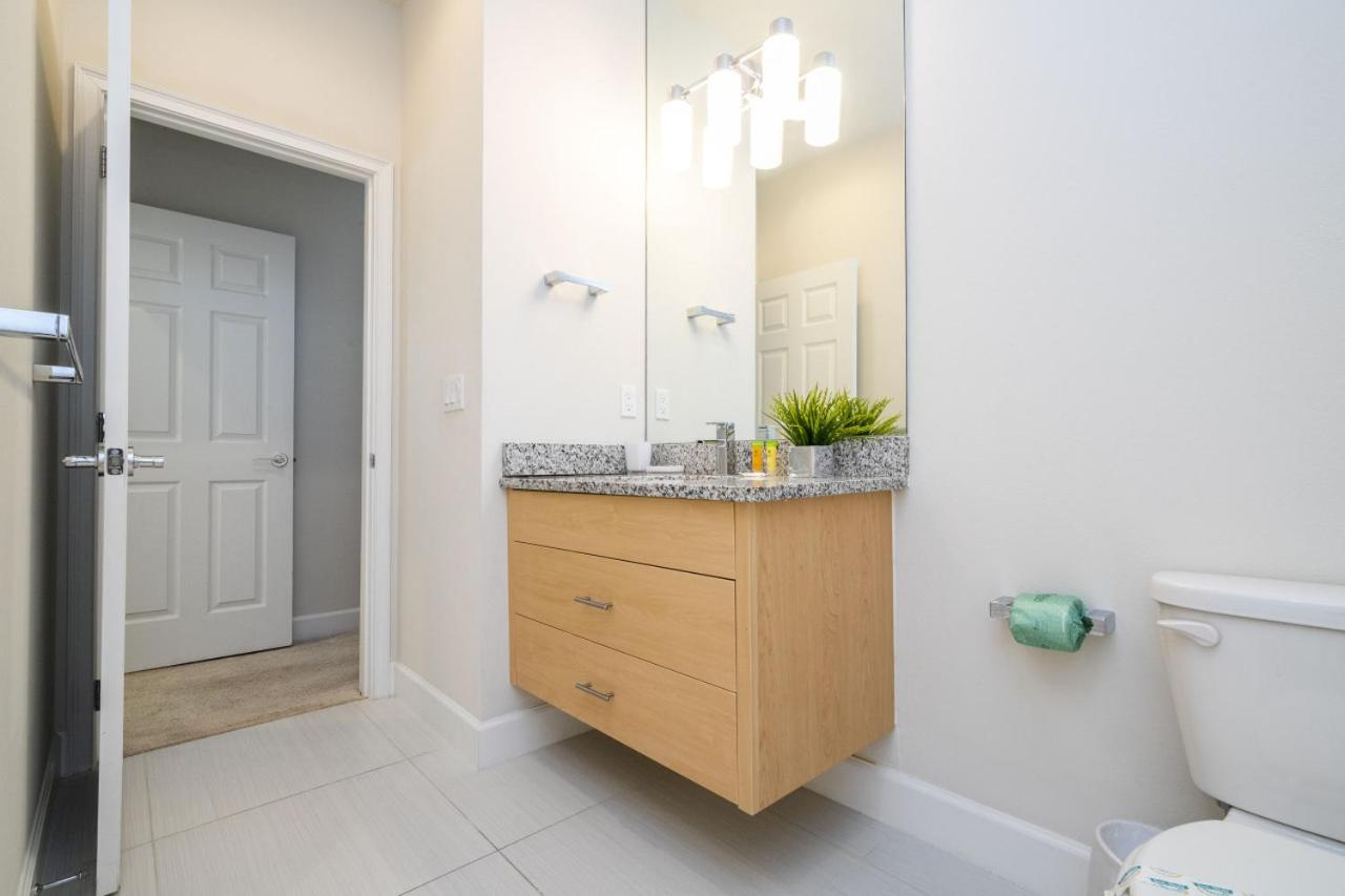 3BR Townhouse Near Disney BBQ Grill and Pool