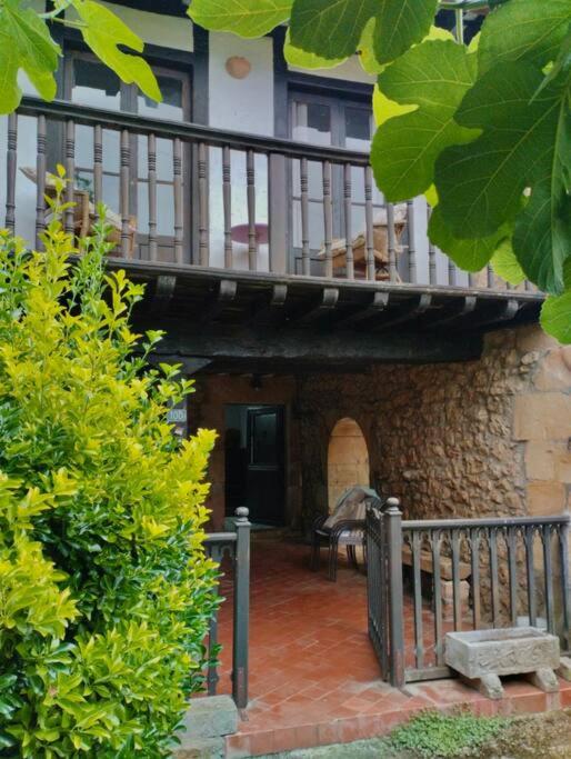 Casona histórica del S XVII en Novales view 4