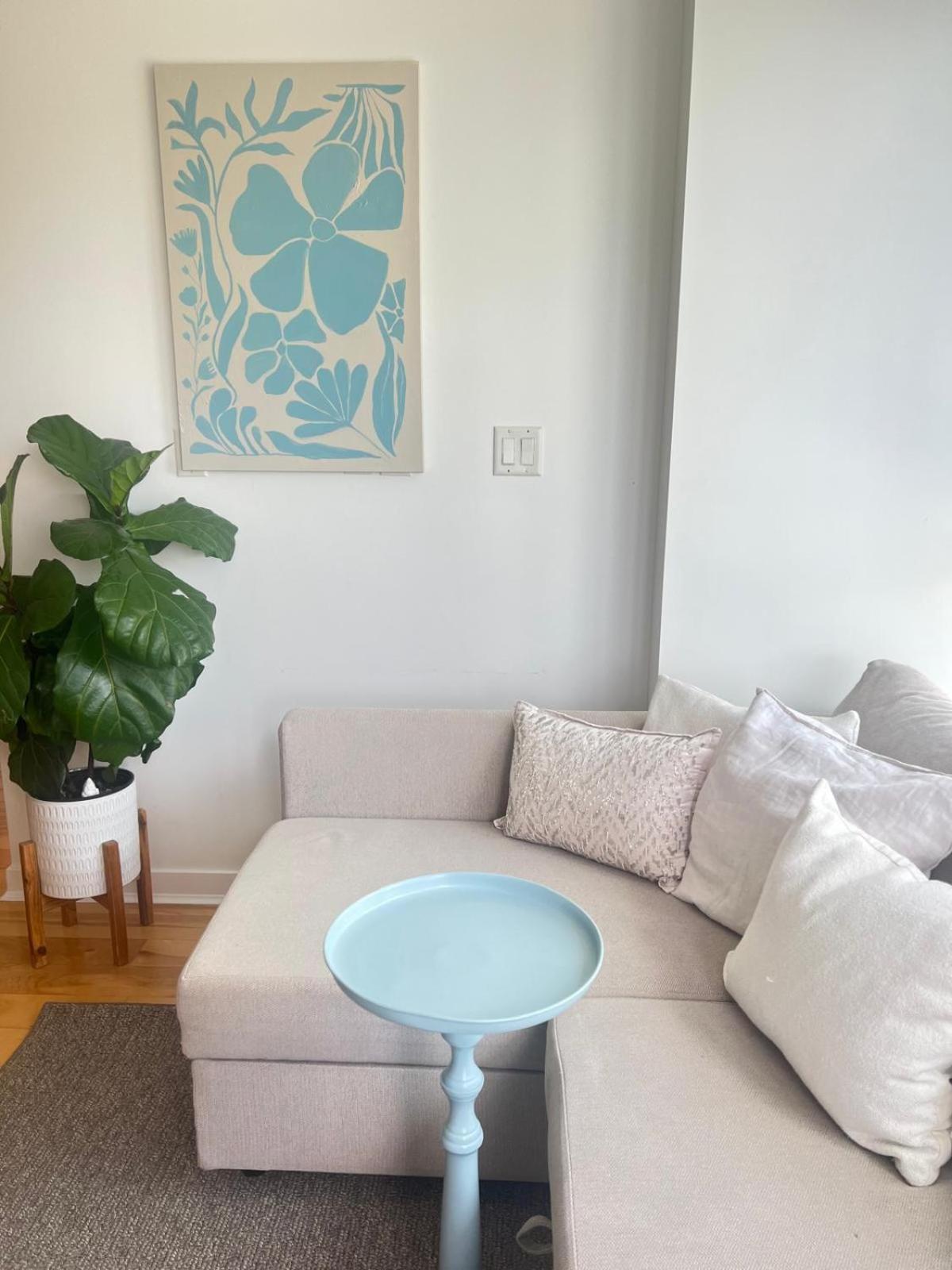 3-Bedrooms Apartment with stunning 180 water, mountain and city view Pool Hot Tub and Gym Heart of Downtown Skytrain 3mins walk Right by BC Place Rogers ar