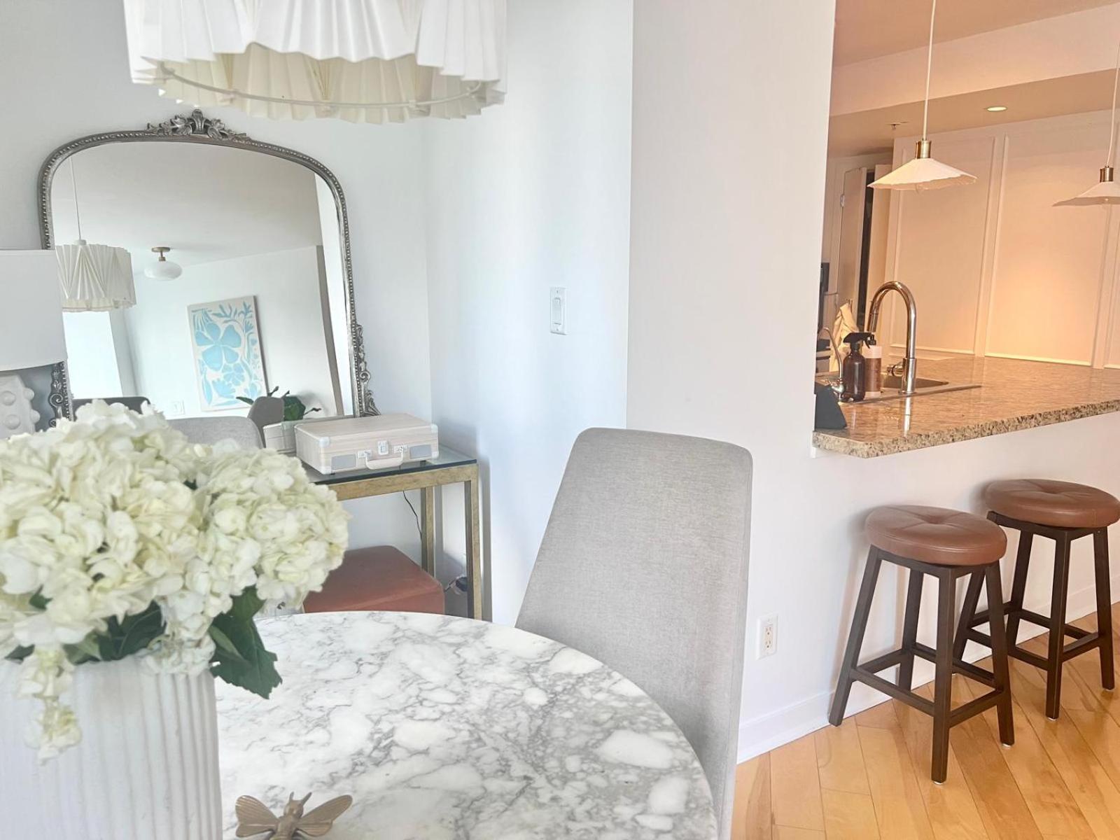 3-Bedrooms Apartment with stunning 180 water, mountain and city view Pool Hot Tub and Gym Heart of Downtown Skytrain 3mins walk Right by BC Place Rogers ar