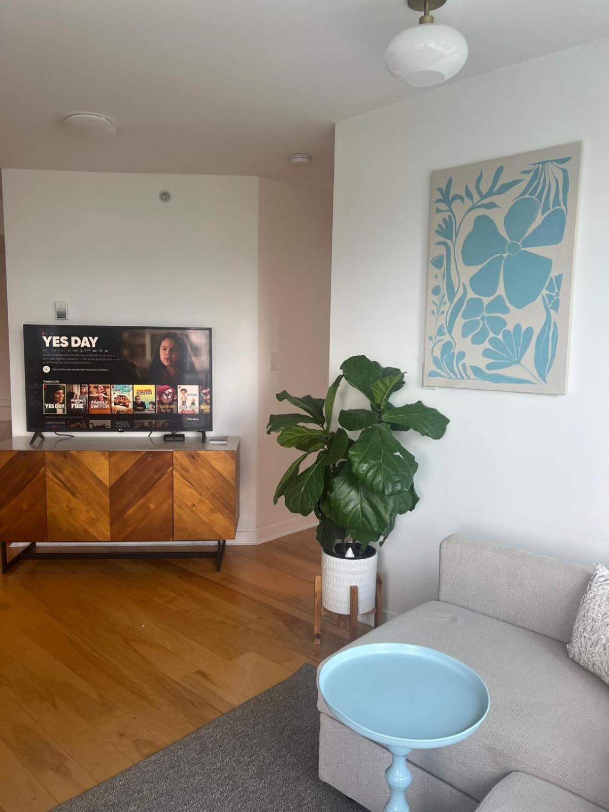 3-Bedrooms Apartment with stunning 180 water, mountain and city view Pool Hot Tub and Gym Heart of Downtown Skytrain 3mins walk Right by BC Place Rogers ar