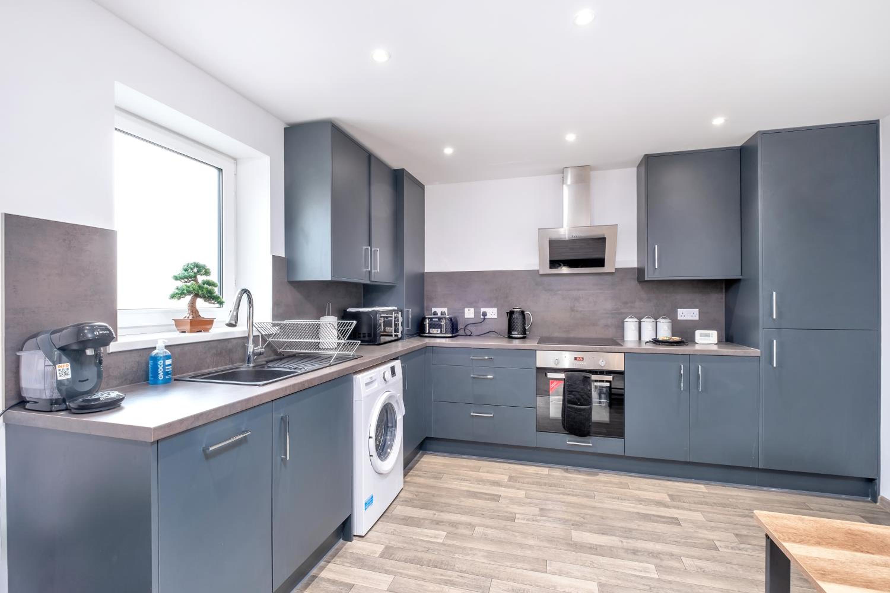 Perfect for Contractors and Leisure - Close to City Centre Apartment - Sleeps up to 5 view 3