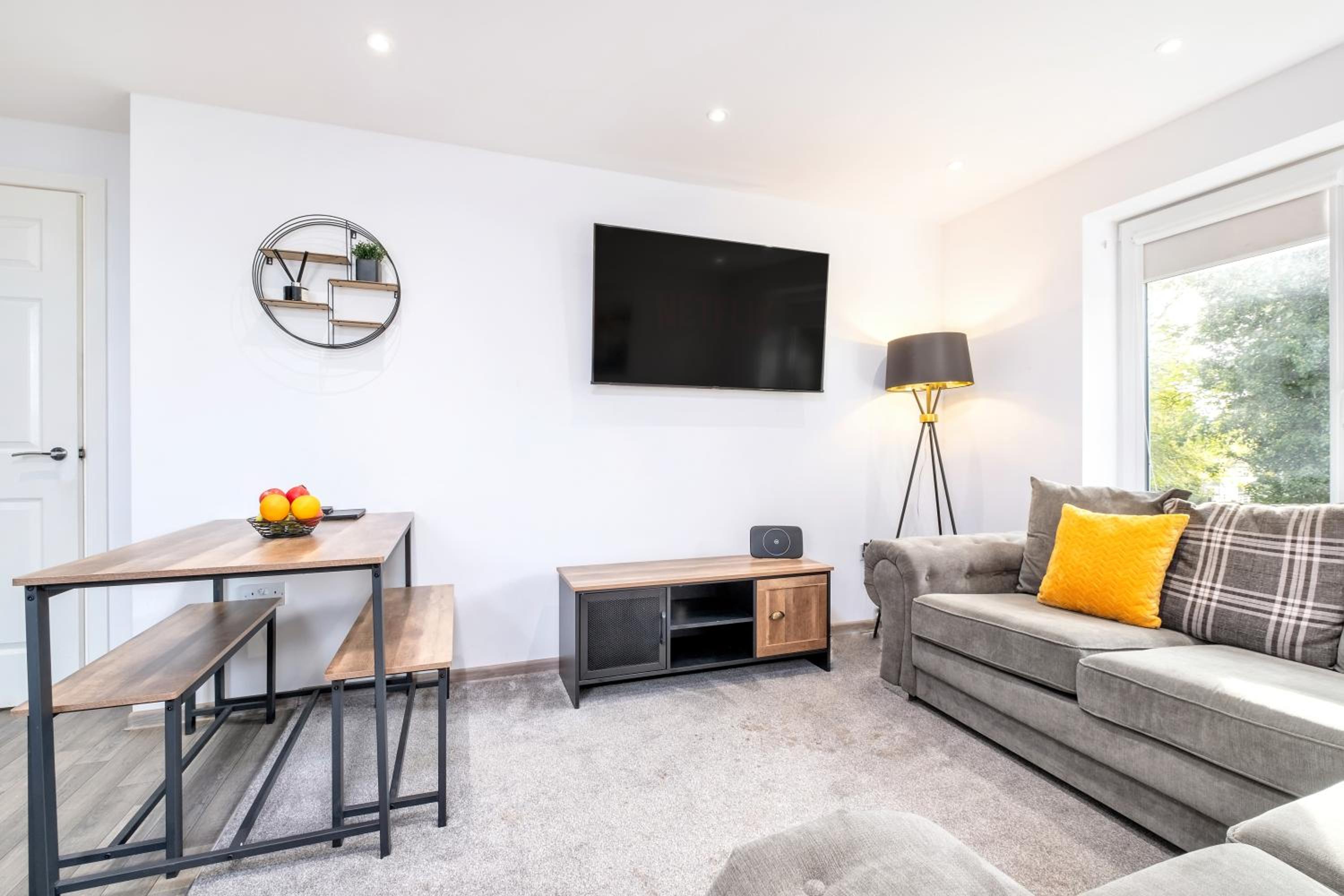 Perfect for Contractors and Leisure - Close to City Centre Apartment - Sleeps up to 5 view 2