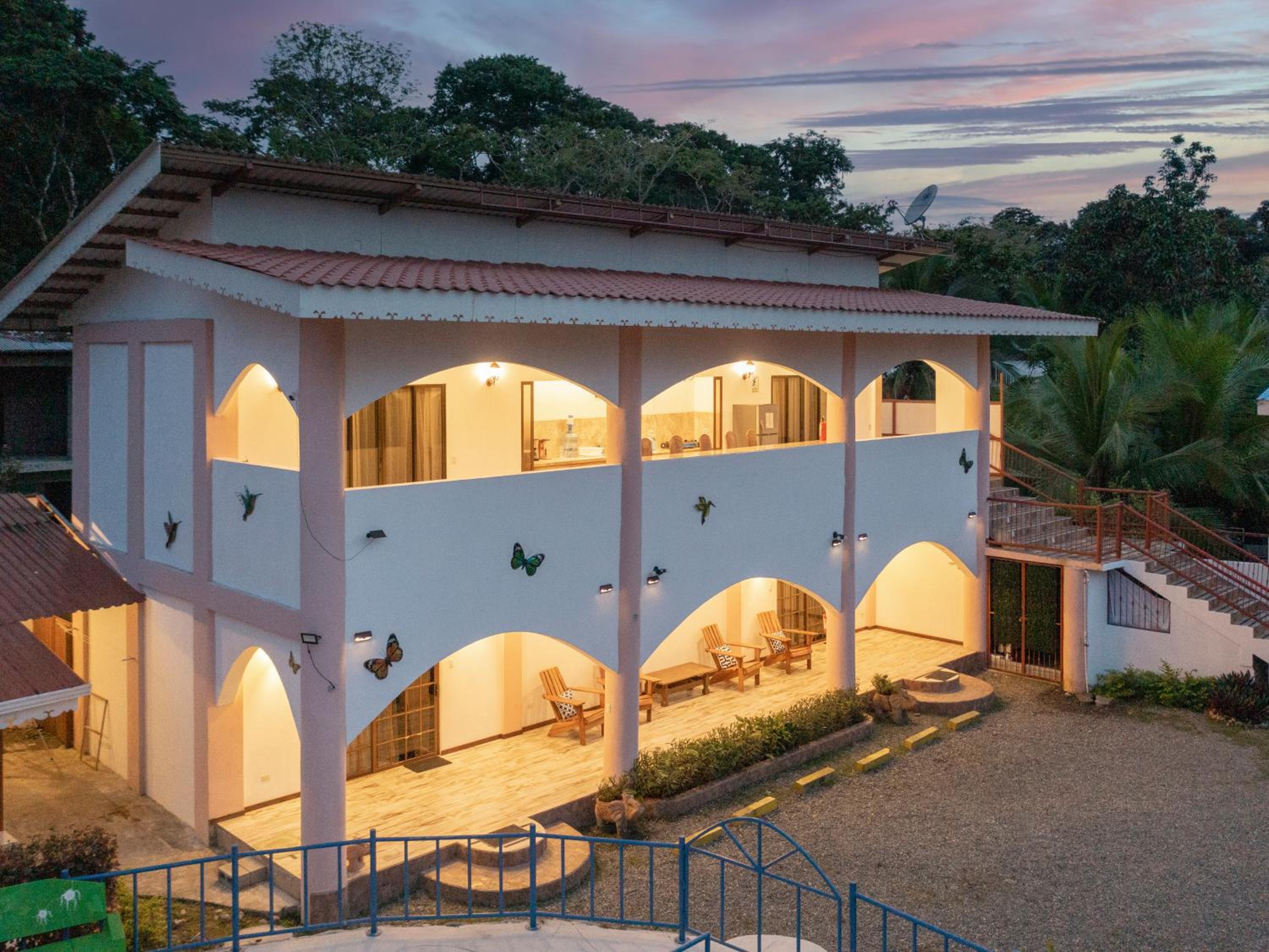 Pangea Lodge with Shared Pool at the Heart of Manzanillo