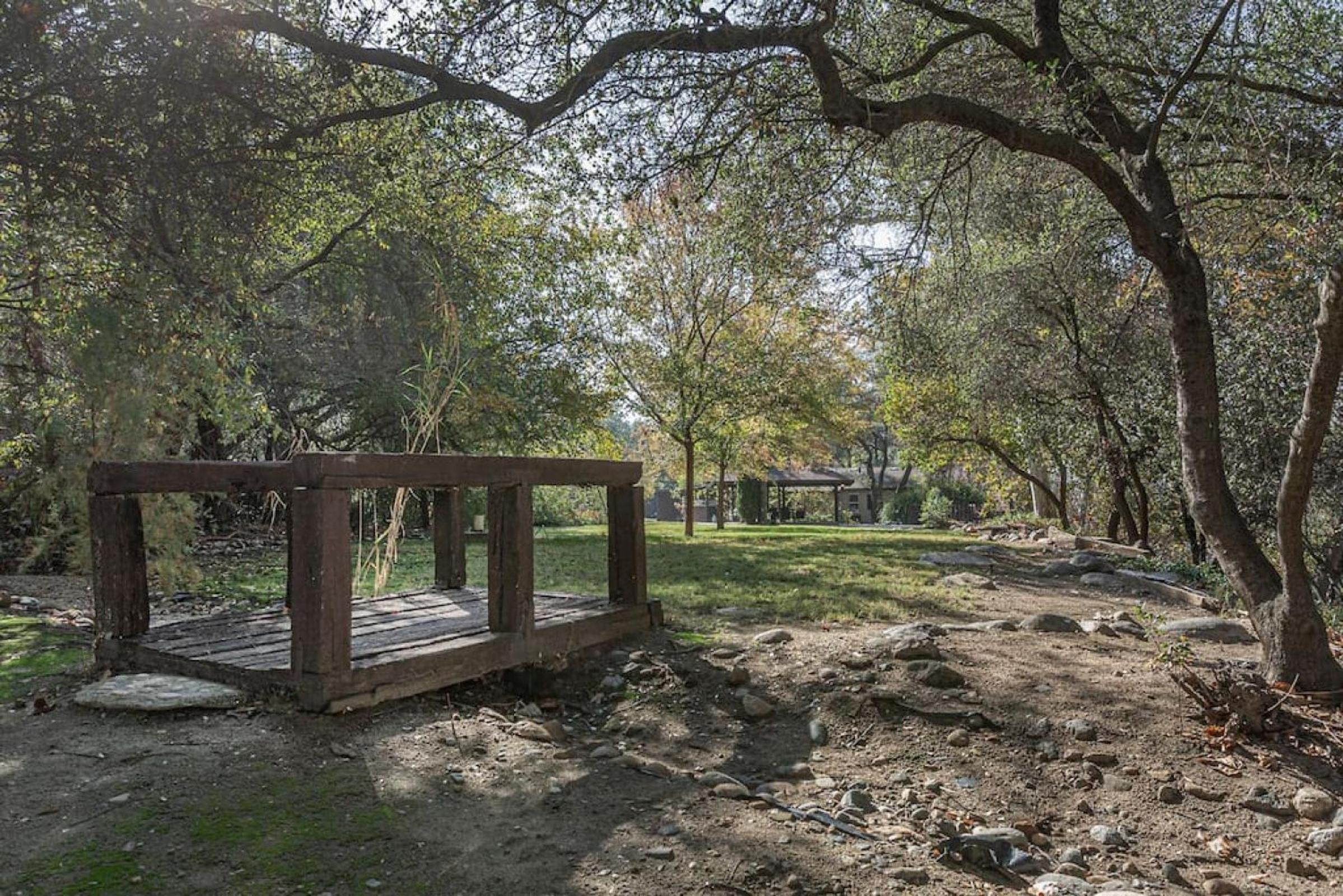 Sequoia Riverfront House With Beach Access view 4