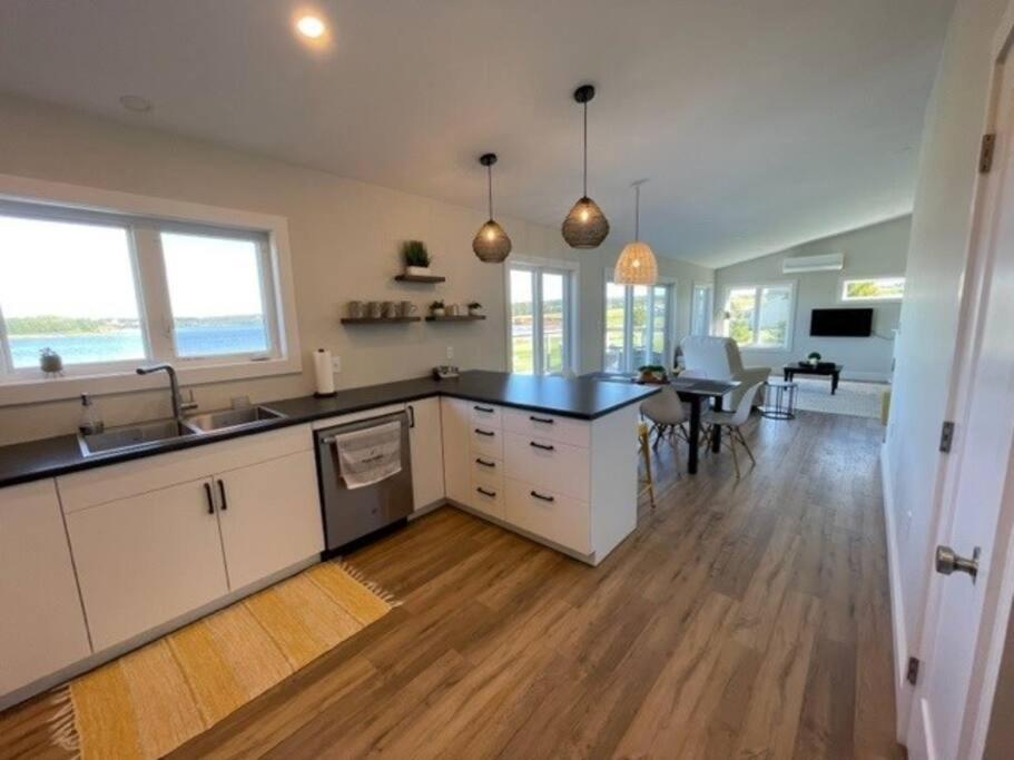 Sou'West Sunshine Cottage with Hot tub and Pool
