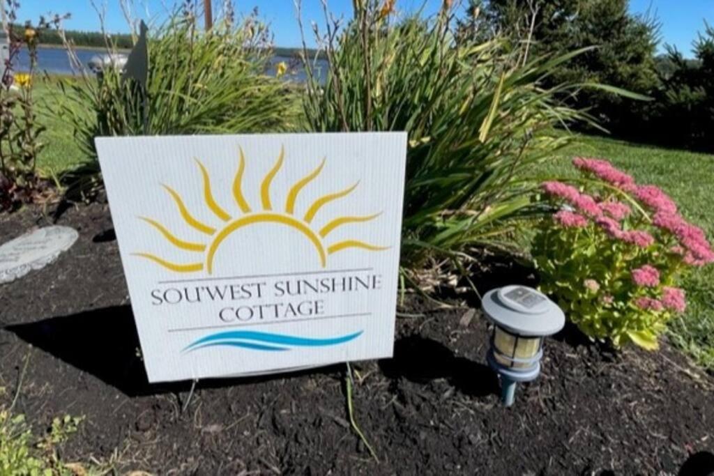 Sou'West Sunshine Cottage with Hot tub and Pool