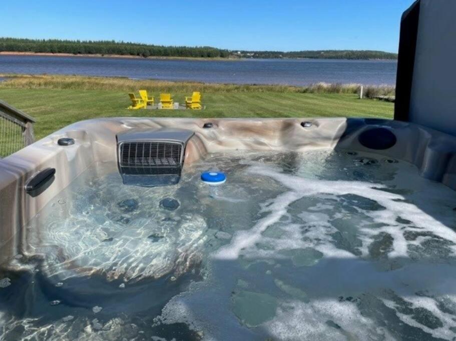 Sou'West Sunshine Cottage with Hot tub and Pool