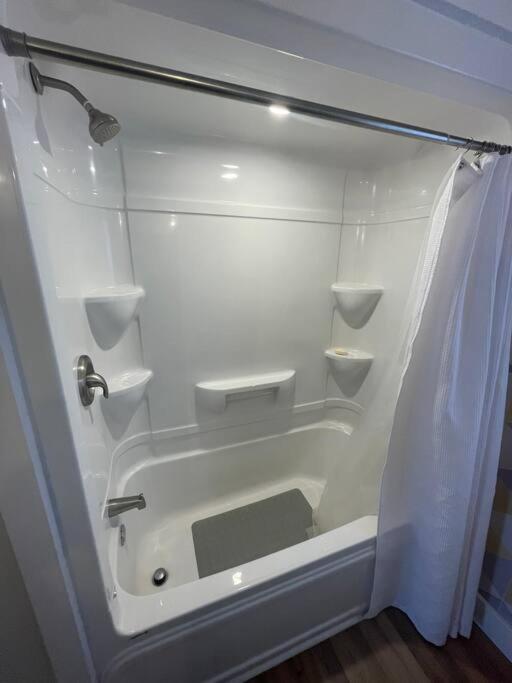 Sou'West Sunshine Cottage with Hot tub and Pool