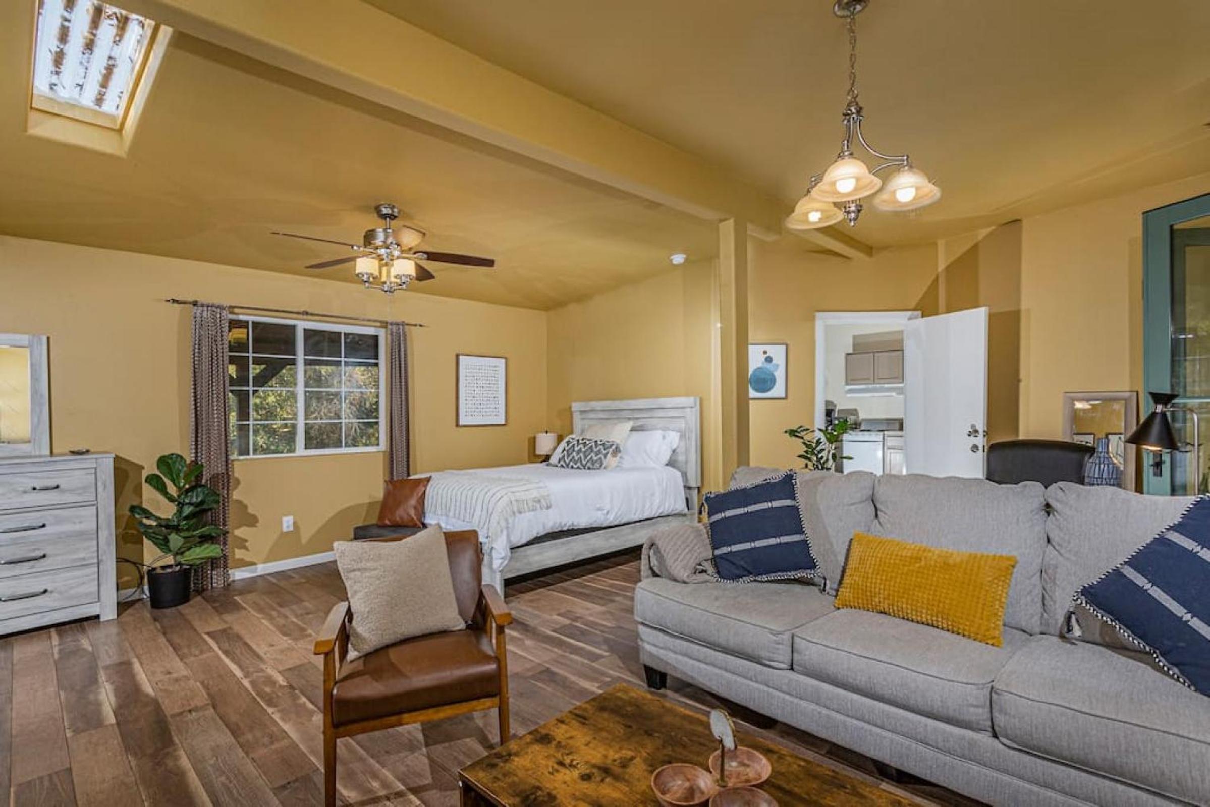 Sequoia Riverfront Guest House Right On The Water view 4