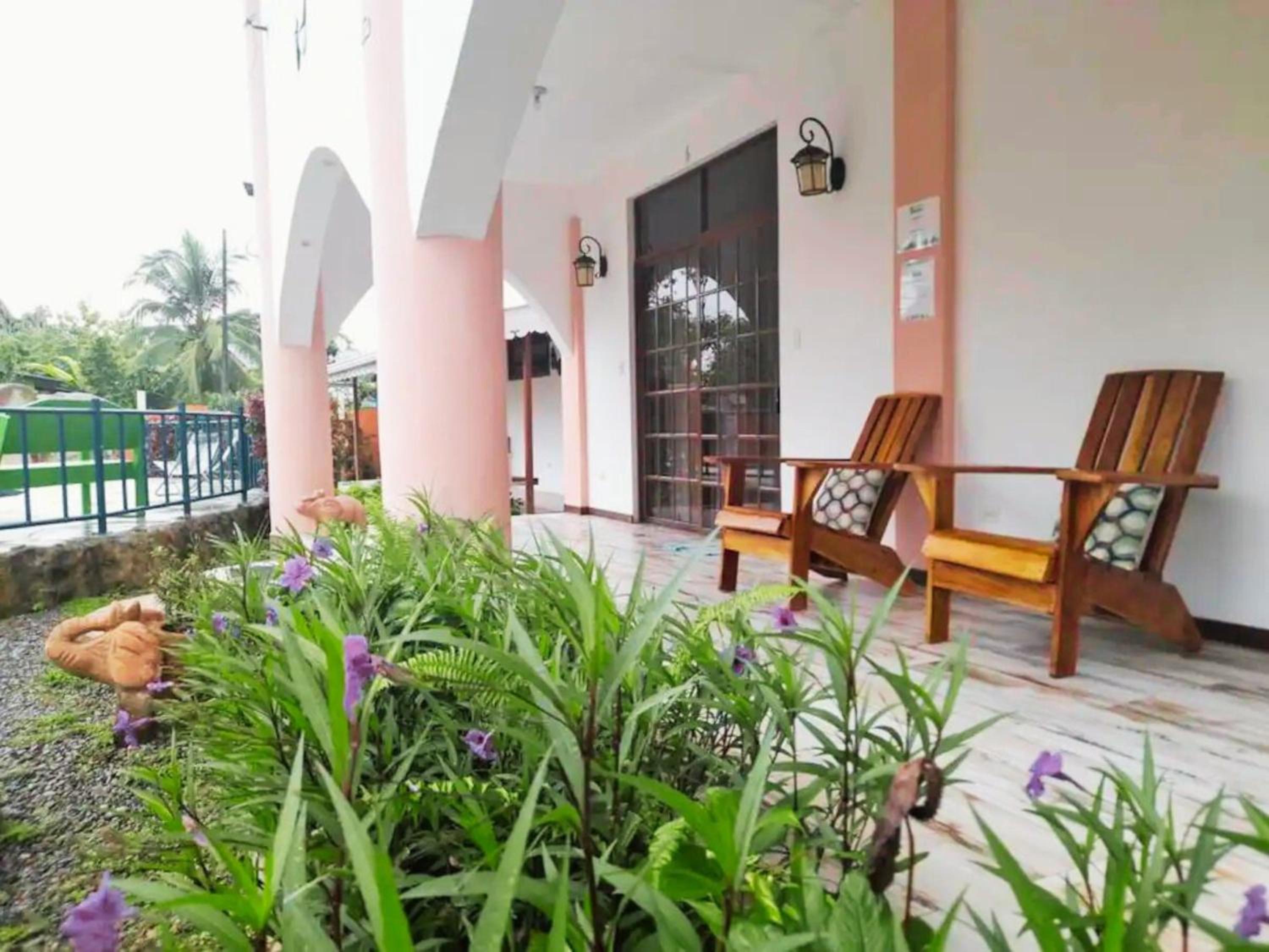 Pangea Lodge with Shared Pool at the Heart of Manzanillo